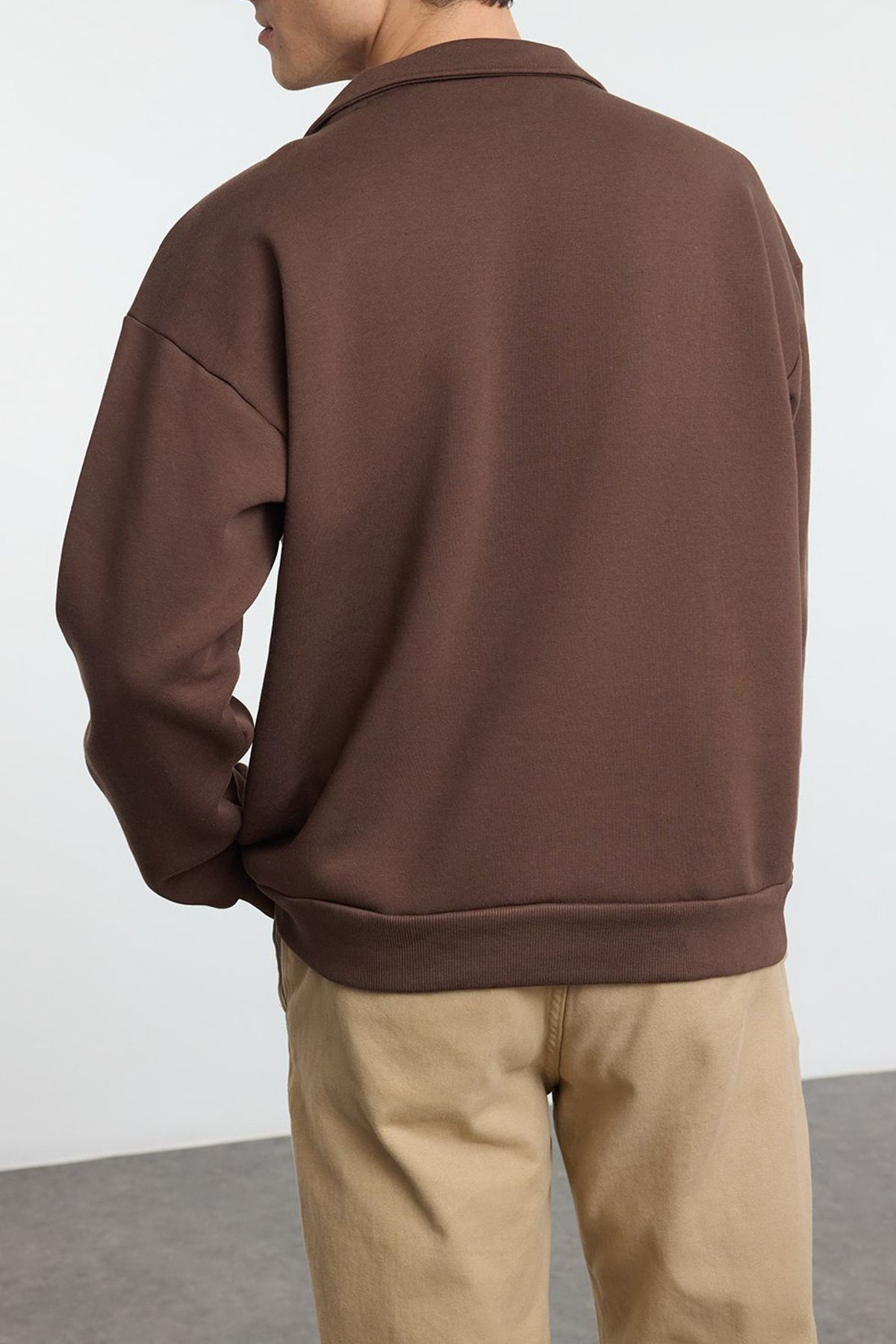 Edit by Trendyol-Dunkelbraunes, übergroßes/breit geschnittenes Paar-Sweatshirt mit Polokragen und Fleece-Innenseite TMNAW25SW00021 5