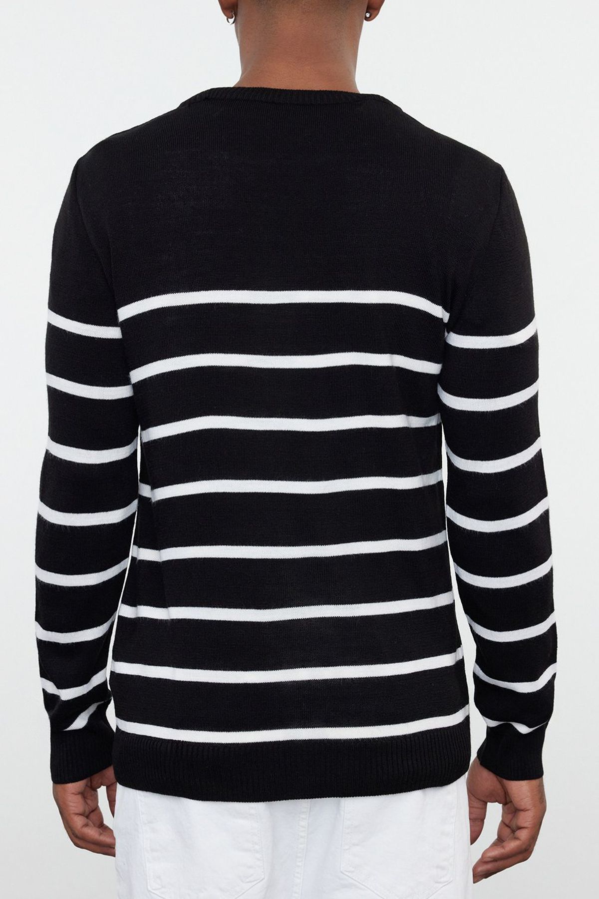 Edit by Trendyol-Pulover negru cu dungi cu gât dublu pentru tricotaje, slim fit - TMNAW25KZ00033 4