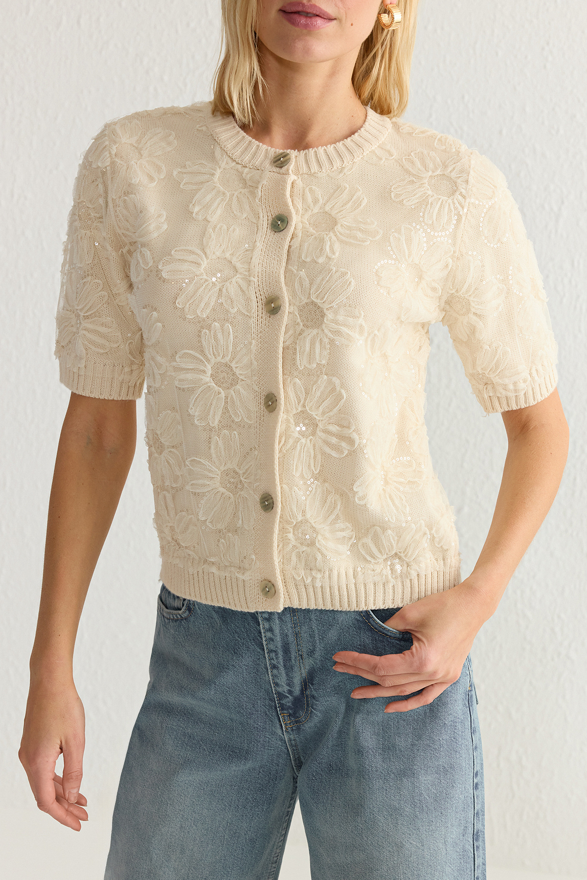 Trendyol Collection-Strickjacke aus ecrufarbenem Tüll mit Blumendruck TWOAW25HI00386 4