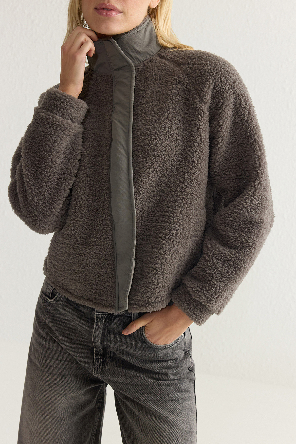 Trendyolmilla  Antrasit Peluş Regular/Normal Kalıp Dokuma Garnili Fermuarlı Kalın Örme Sweatshirt TWOAW25SW00139 - Görsel 3