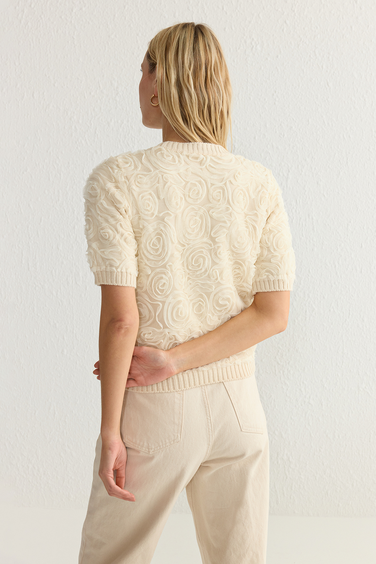 Trendyolmilla  Ekru Tül Gül Desenli Triko Orta Bluz TWOAW25BZ00321 - Görsel 8