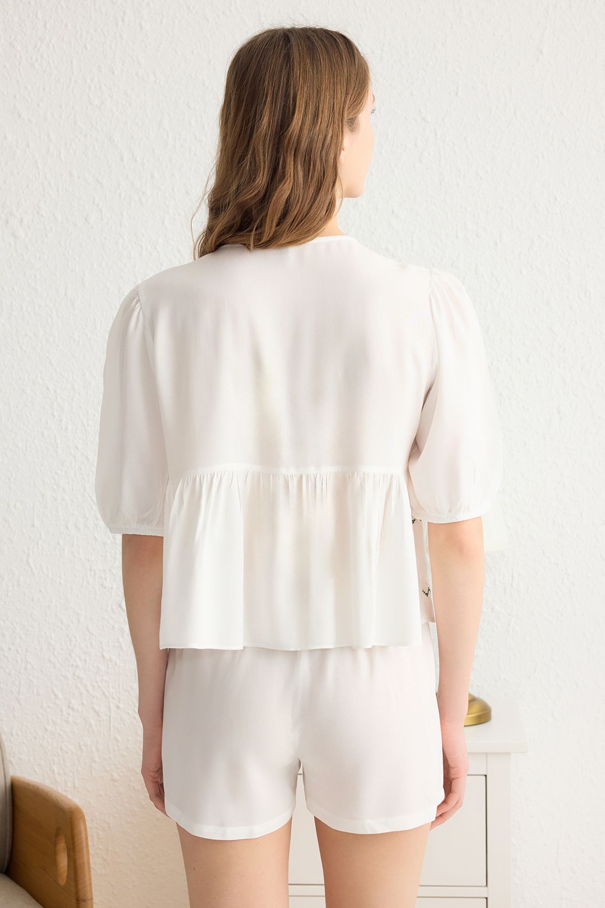 Trendyol Collection-Set de pijamale țesute cu broderie florală albă, cu șireturi/fundă, pantaloni scurți din viscoză THMSS25PT00027 5