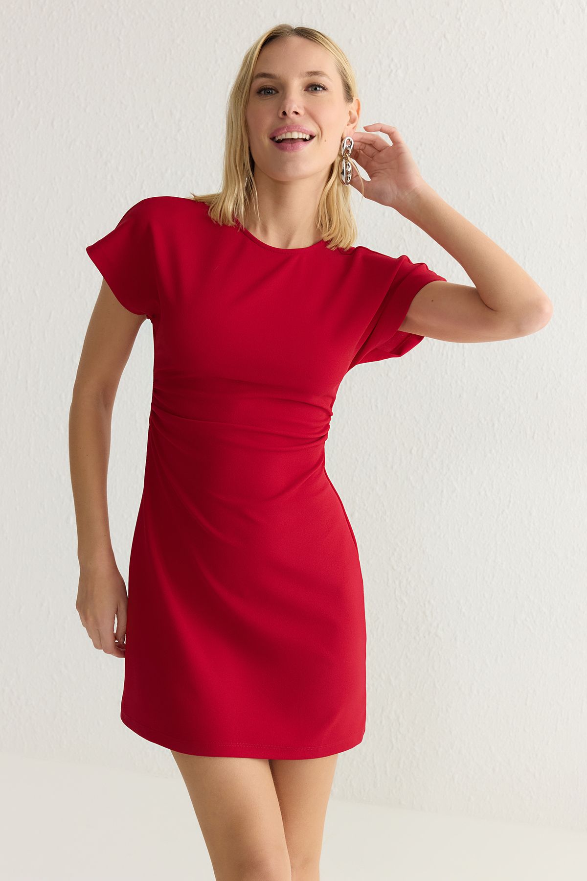 Trendyol Collection Czerwona Sukienka Mini Z Dzianiny Z Drapowanym Detalem - Twoss25el00086 Kobieta - M