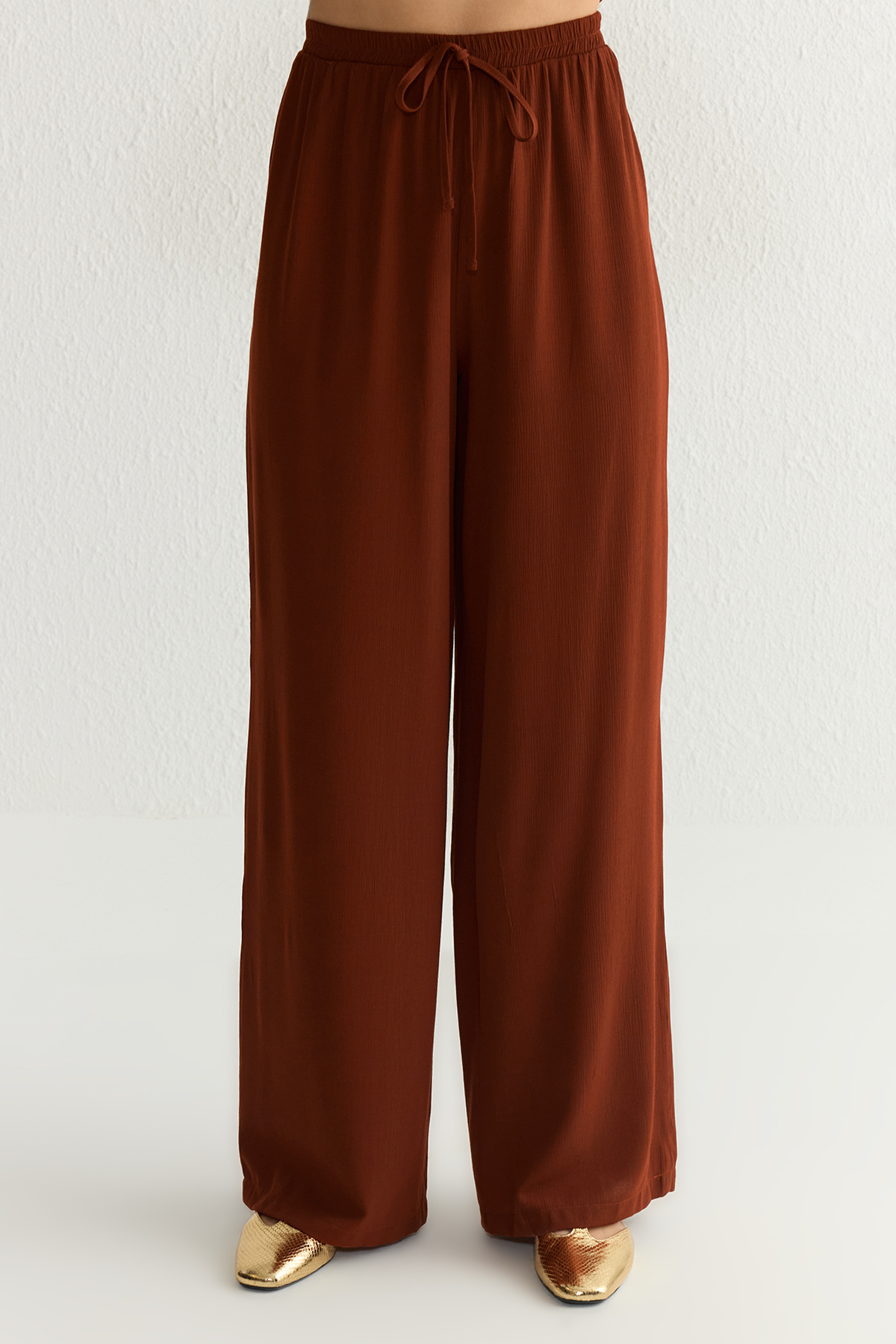 Trendyolmilla  Kiremit Oversize Önü Bağlamalı Bluz Ve Geniş Paça Pantolon Dokuma Alt-Üst Takım TWOSS25AU00035 - Görsel 4