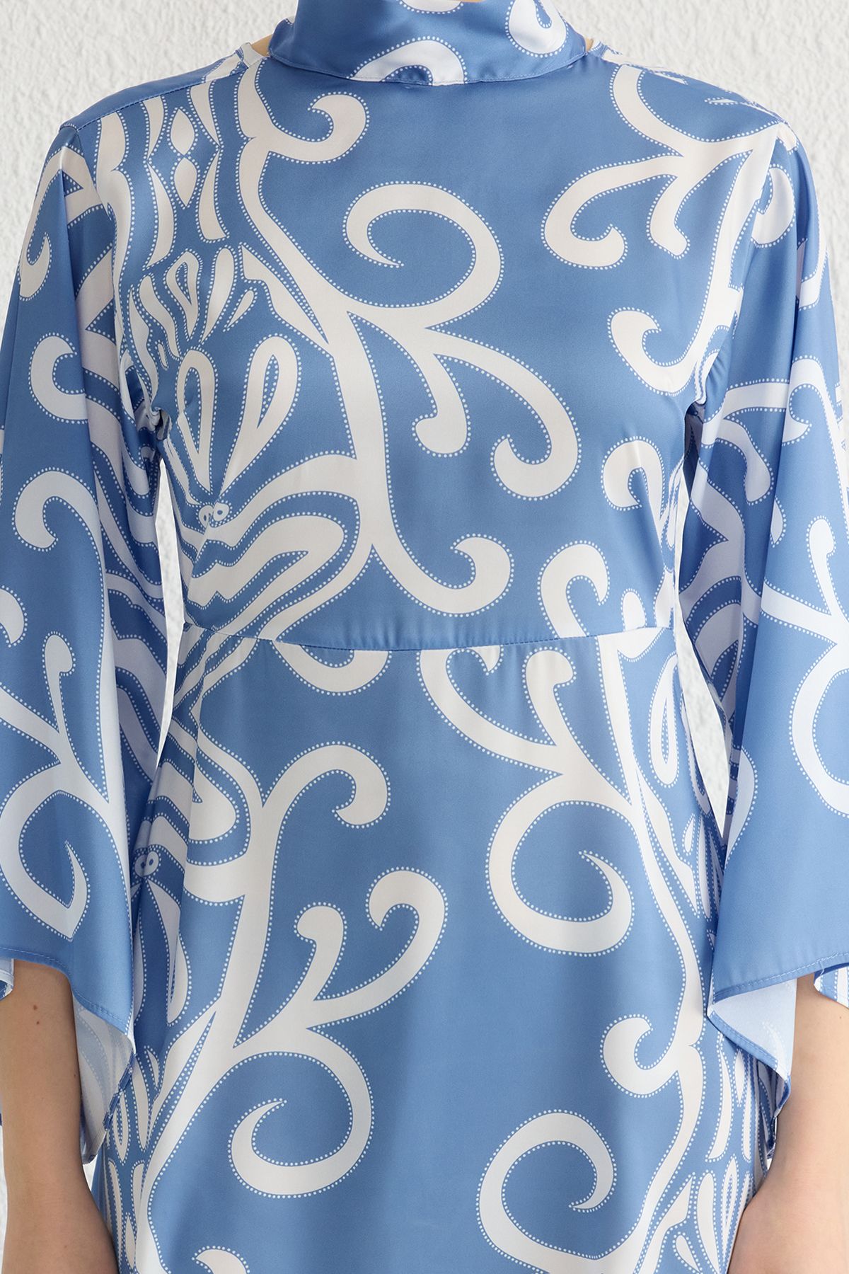 Trendyol Modest-Blaues, gemustertes, gewebtes Abendkleid aus Satin mit Schnürung am Rücken, TCTSS24DB00017 4