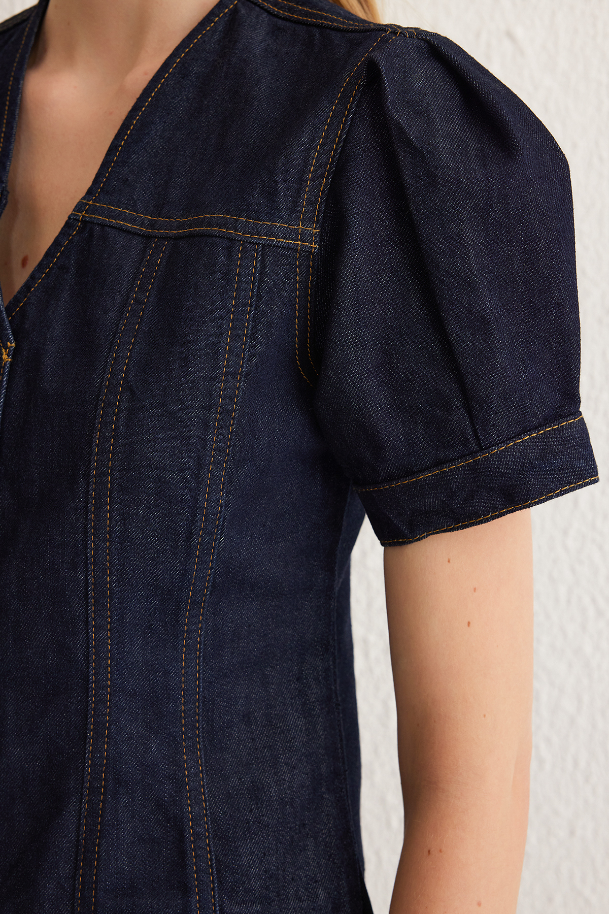 Trendyolmilla  Koyu Mavi Kısa Balon Kollu V Yaka Denim Bluz TWOSS25BZ00000 - Görsel 4