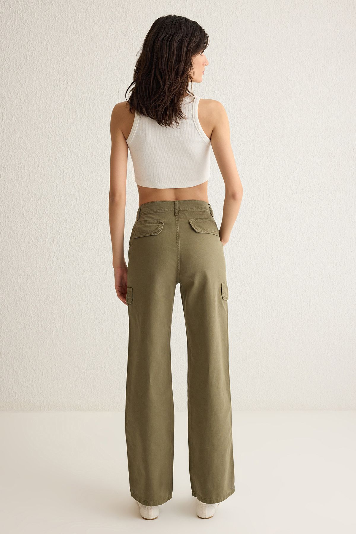 Trendyol Collection-Khaki Cargo Pocket Cover Detaillierte Jeans mit hoher Taille und weitem Bein TWOSS25JE00030 4