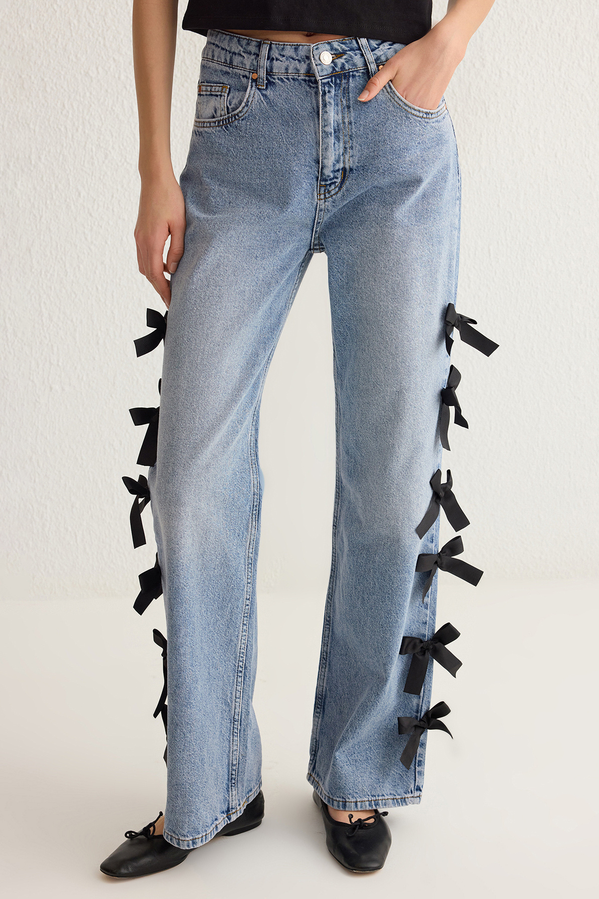 Trendyol Collection Blaue Jeans mit Schleife/Schleife und normaler Taille und weitem Bein TWOSS25JE00035