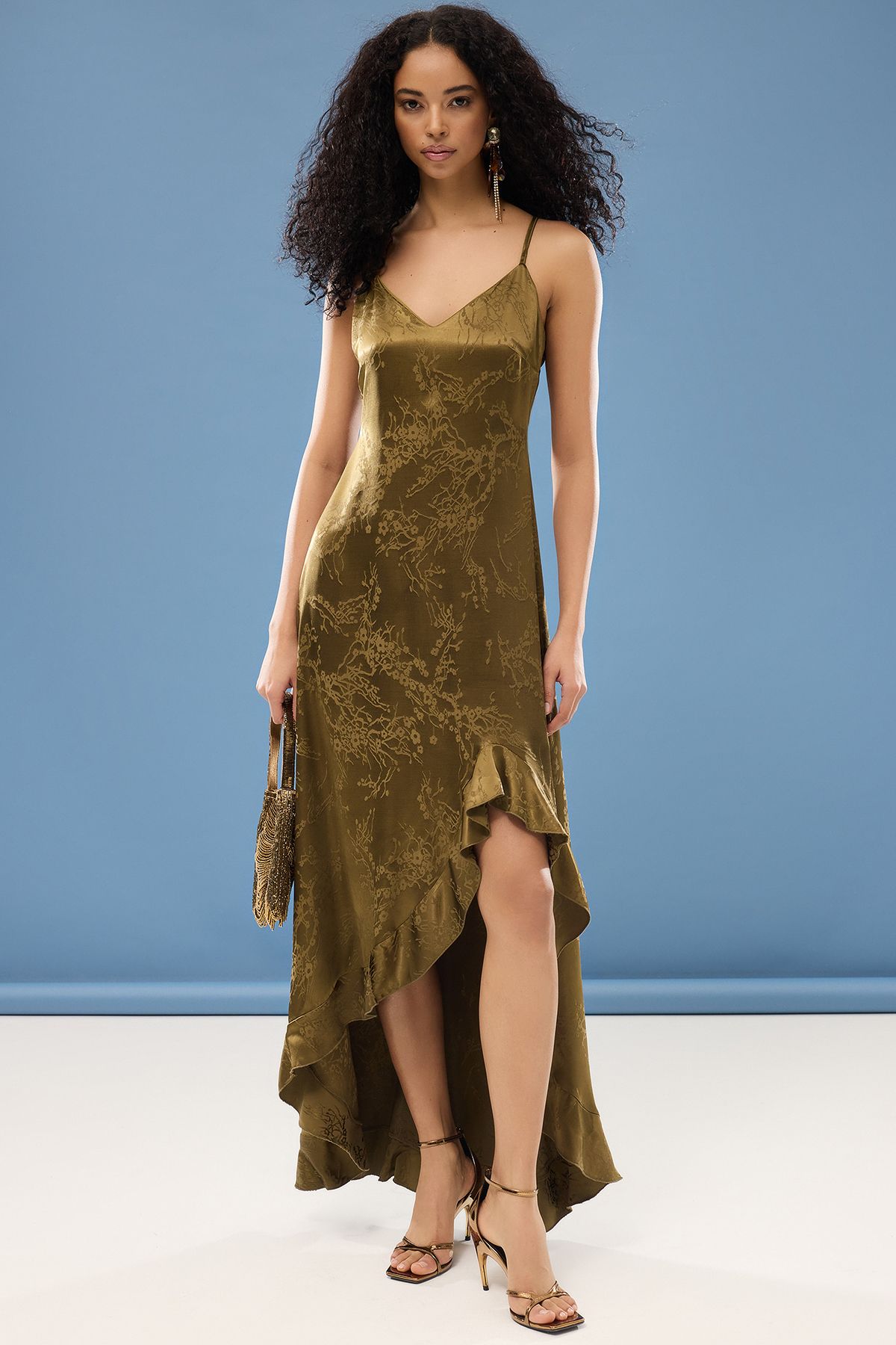 Trendyol Collection-Khaki-Satin-Weberei – V-Ausschnitt, A-Ausschnitt, langes, stilvolles Abendkleid und Heimkehrkleid TPRSS25AE00012 2