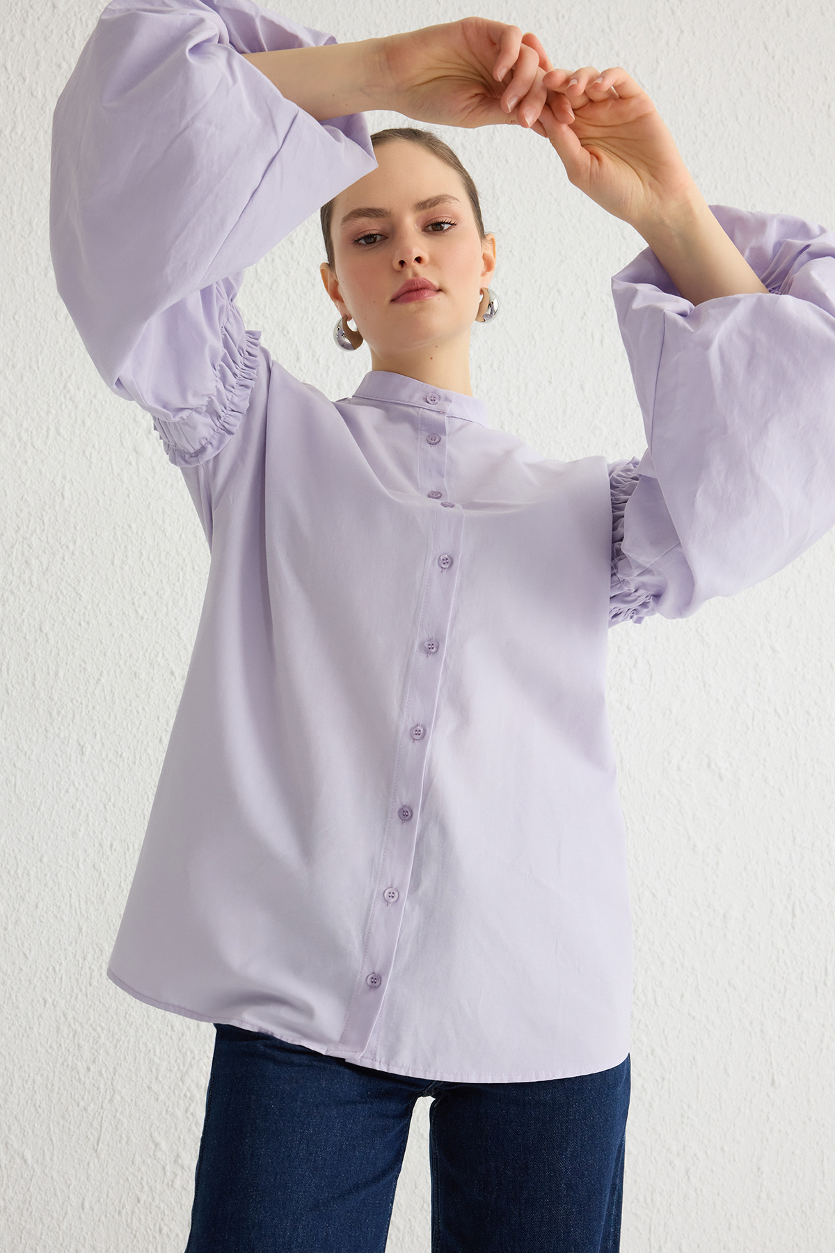 Trendyol Modest-Fliederfarbenes, gewebtes Baumwollhemd mit Ballonärmeln TCTSS24TG00048 3
