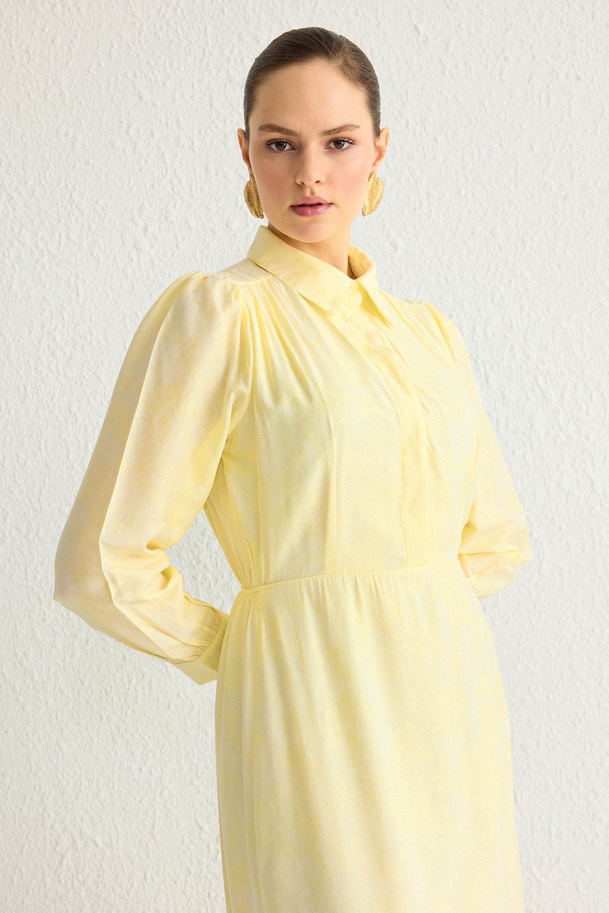 Trendyol Modest-فستان منسوج بياقة قميص من قماش الجاكار باللون الأصفر الفاتح TCTSS25EB00009 6
