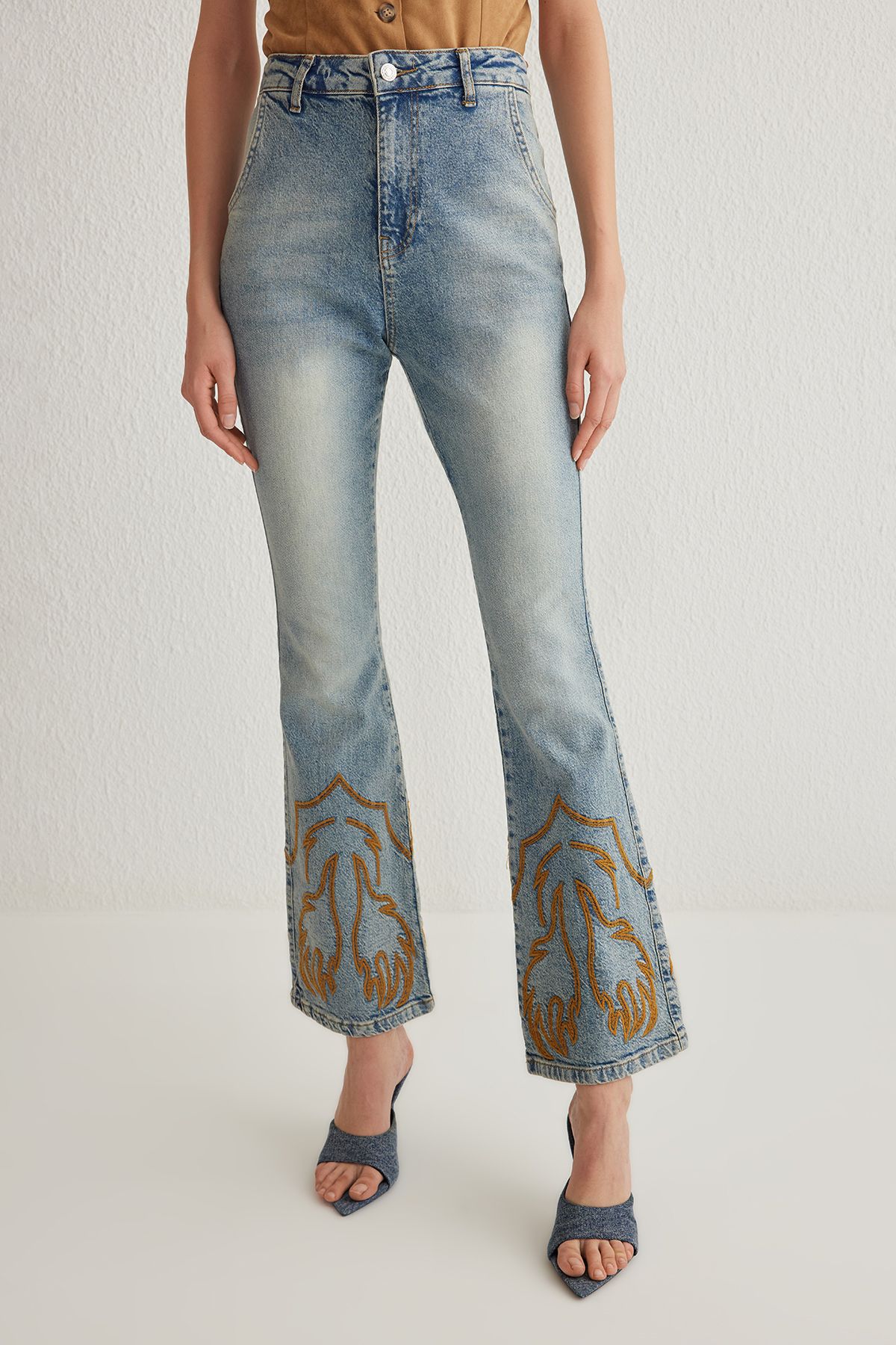 Trendyol Collection-Blugi evazați cu talie înaltă brodați albaștri TWOSS25JE00011 3