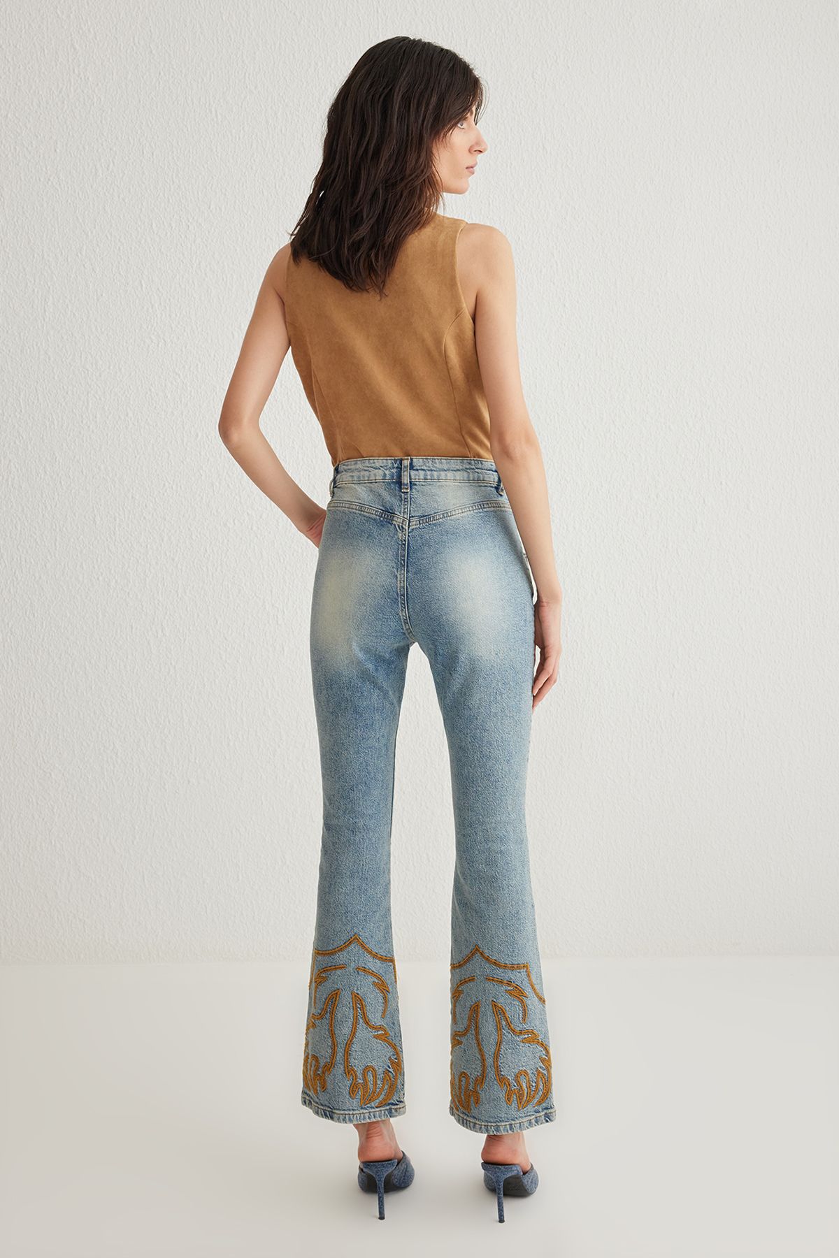 Trendyol Collection-Blugi evazați cu talie înaltă brodați albaștri TWOSS25JE00011 5