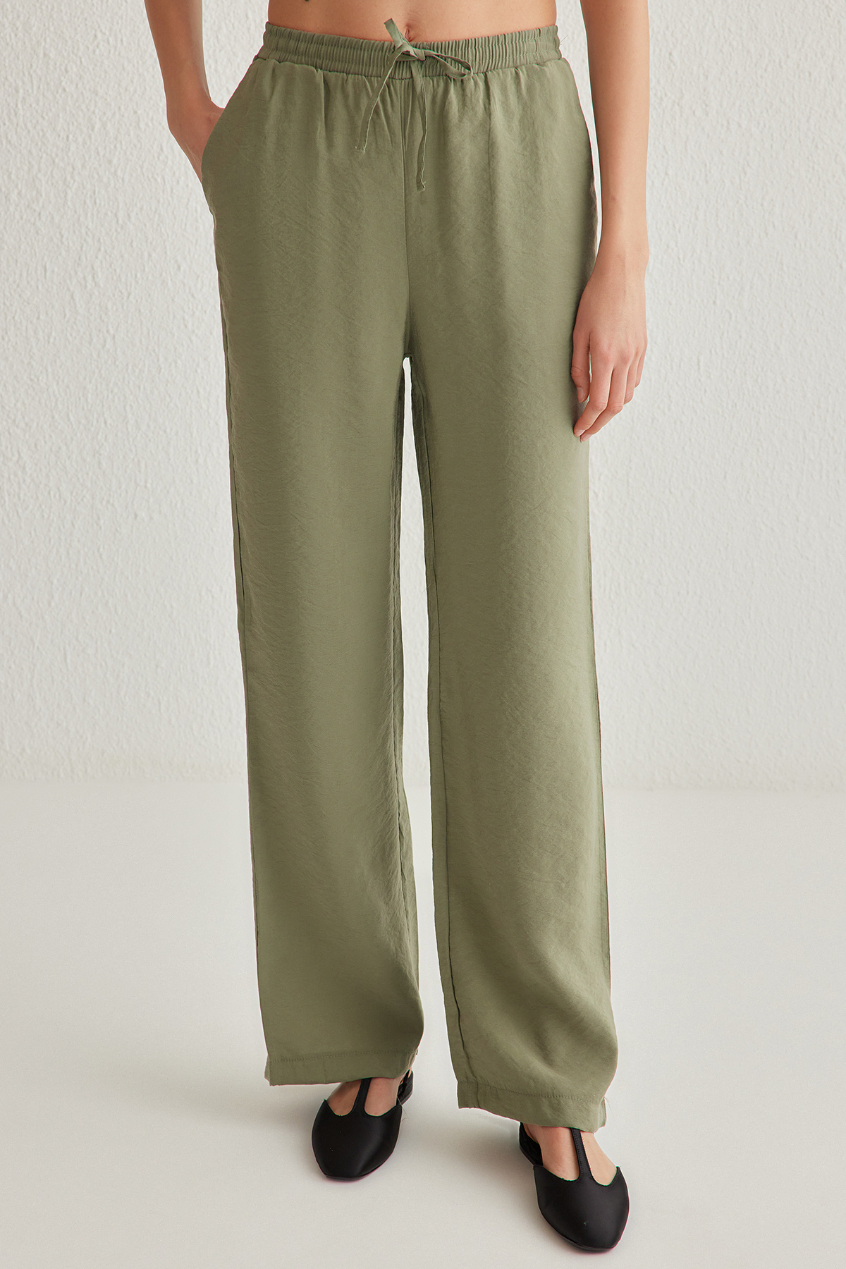 Trendyol Collection-Khaki modális gombos ing és széles szárú nadrág szett - rövid ujjú, szövött TWOSS25AU00026 5