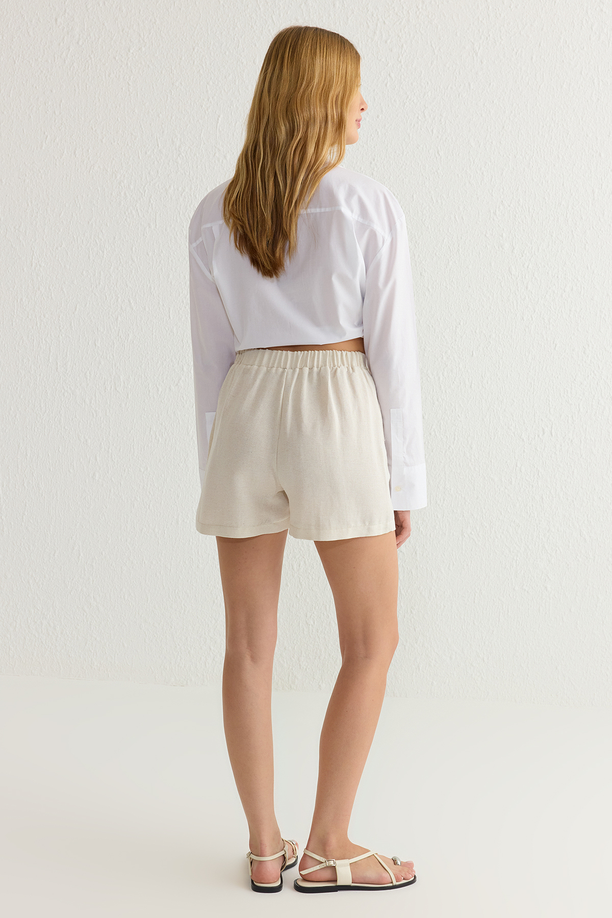 Trendyolmilla  Bej Keten İçerikli Arka Beli Lastikli Geniş Paça Diz Boy Dokuma Şort & Bermuda TWOSS25SR00021 - Görsel 9