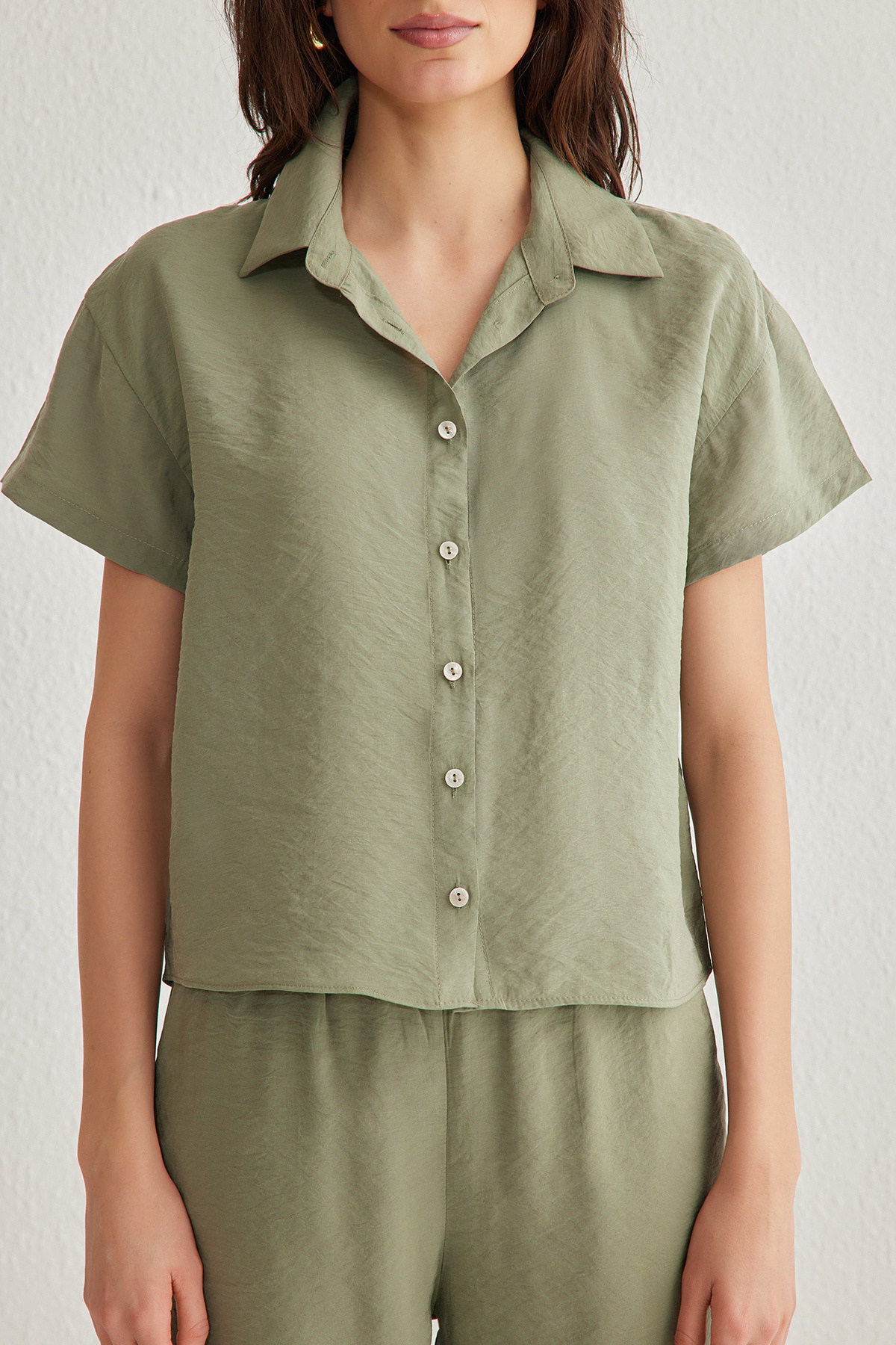 Trendyol Collection-Khaki modális gombos ing és széles szárú nadrág szett - rövid ujjú, szövött TWOSS25AU00026 4