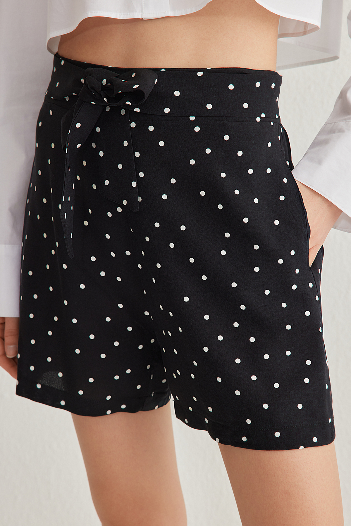Trendyolmilla  Siyah Rahat Kesim Kuşaklı Puantiyeli Şort & Bermuda TWOSS25SR00008 - Görsel 2