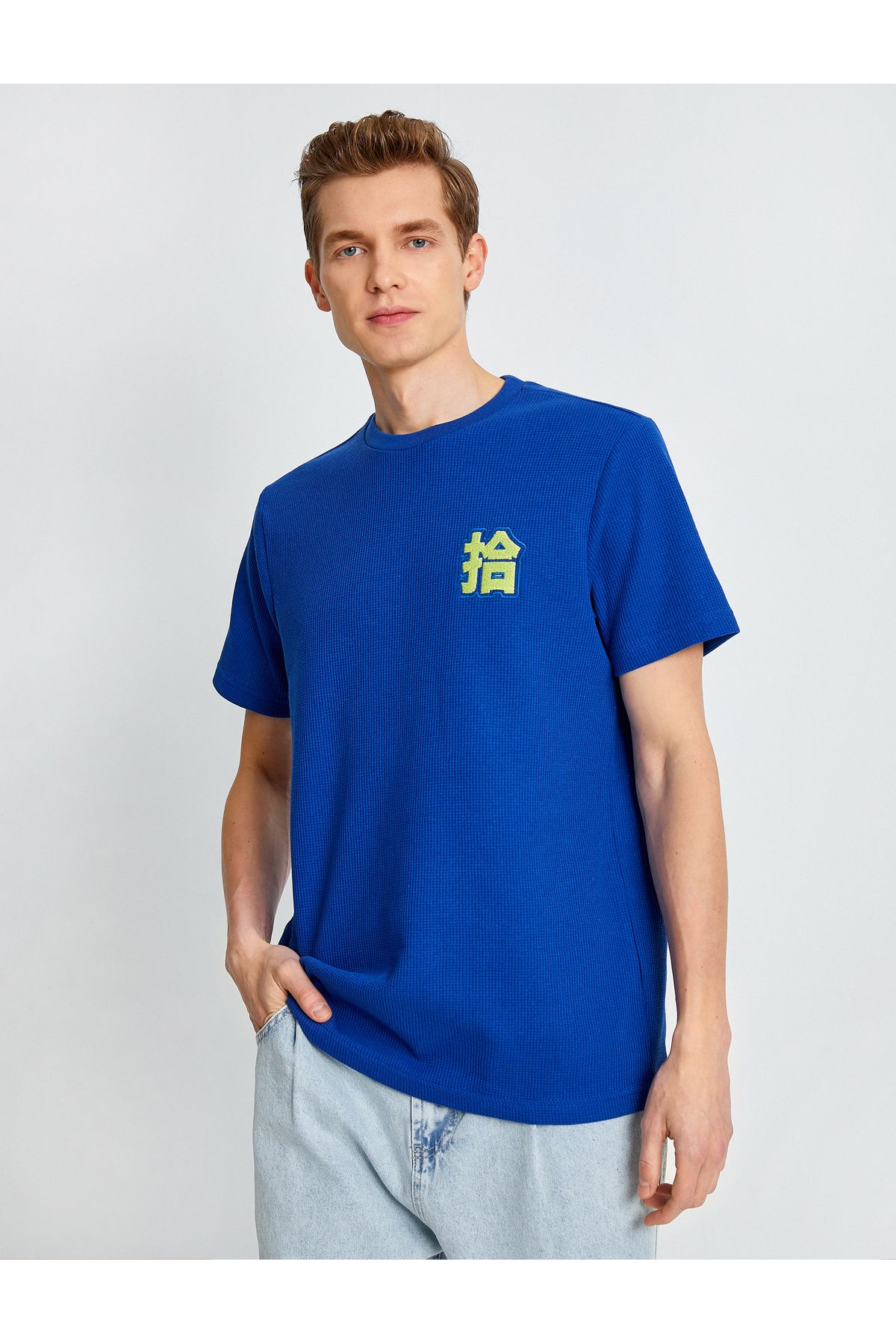Koton T-shirt Z Haftem Dalekiego Wschodu Mężczyzna - M