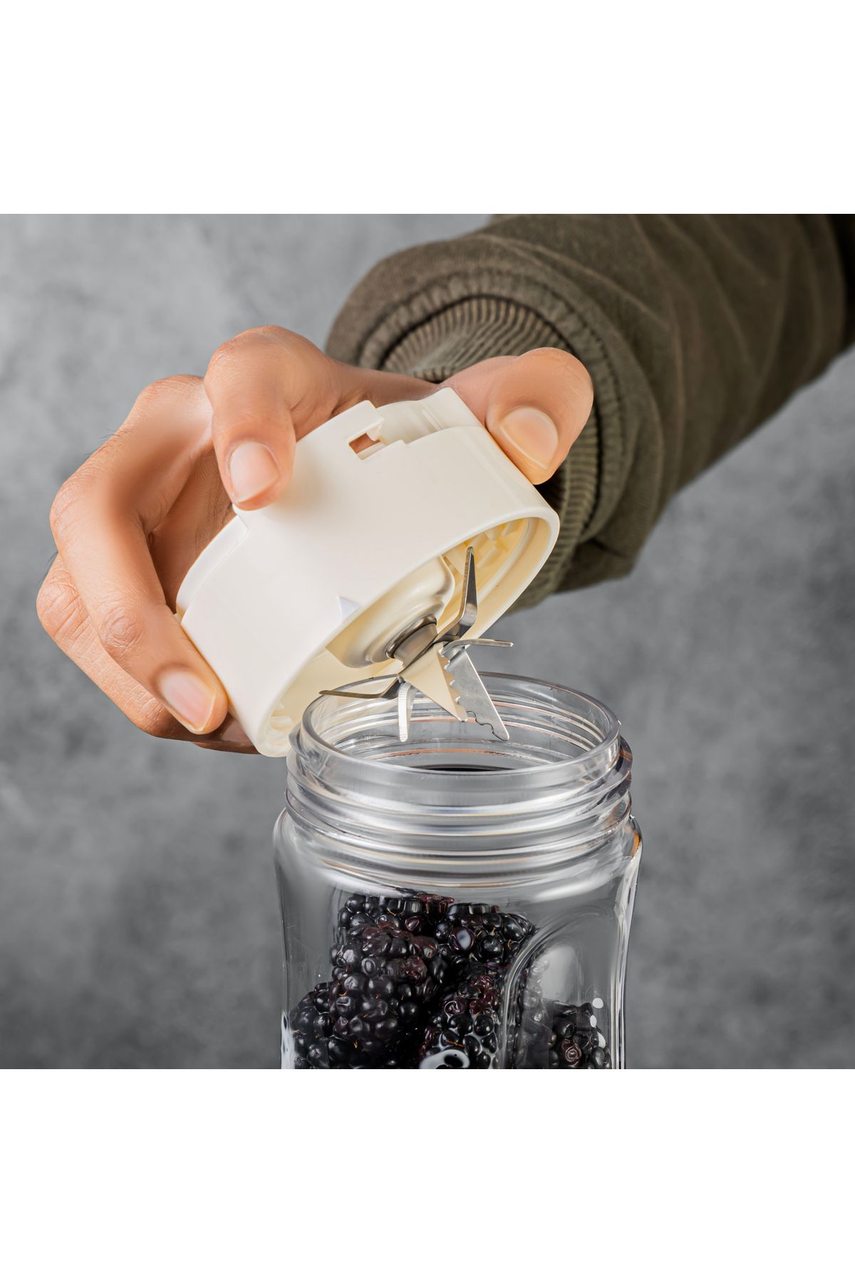 Geepas-Personal Blender with 2 BPA-Free Tritan Bottles, 600 ML Perfect for making Smoothies, Milkshakes 7