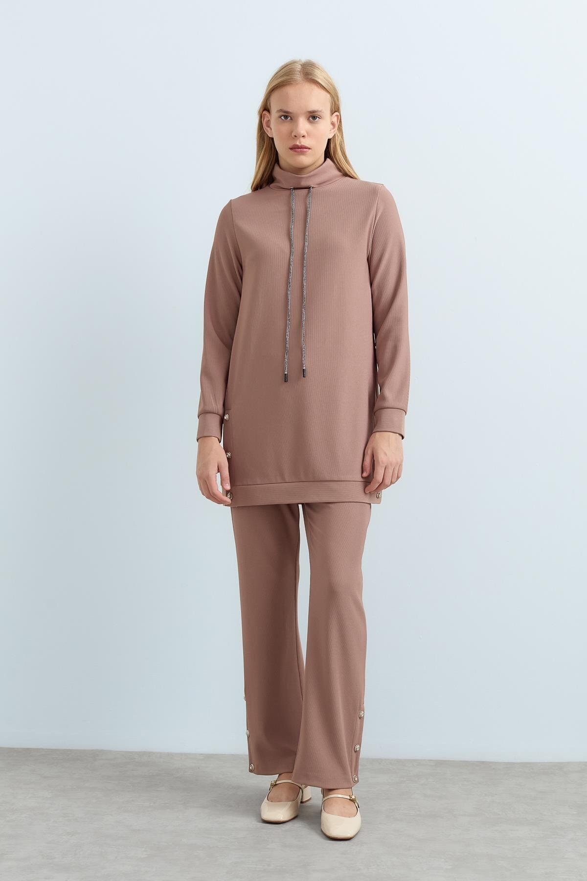 Nihan Taşlı Düğme Detaylı Dik Yaka Örme Pantolon Tunik Takım Vizon