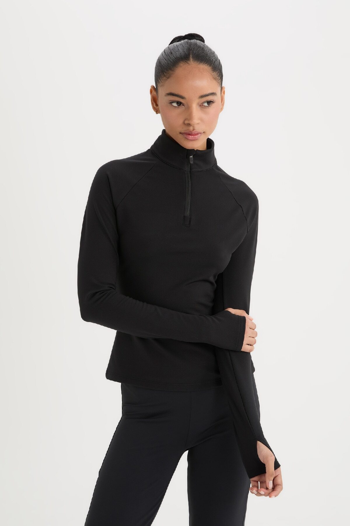 DeFacto Fit Standart Fit Basic Düz Dik Yaka Sporcu Uzun Kollu Siyah Tişört B0811ax25sp görsel 4