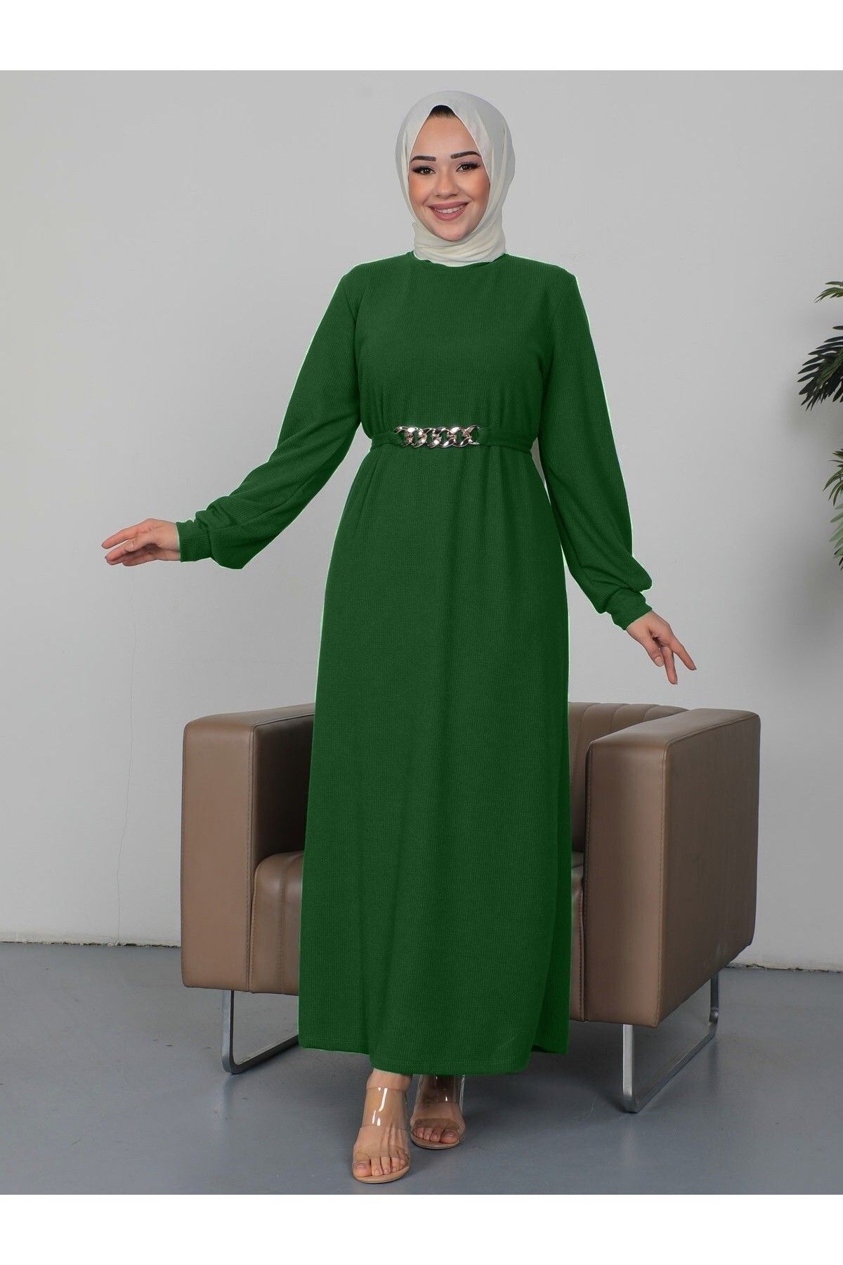 Modamorfo-Kleid mit hohem Kragen und geripptem Kettengürtel 1