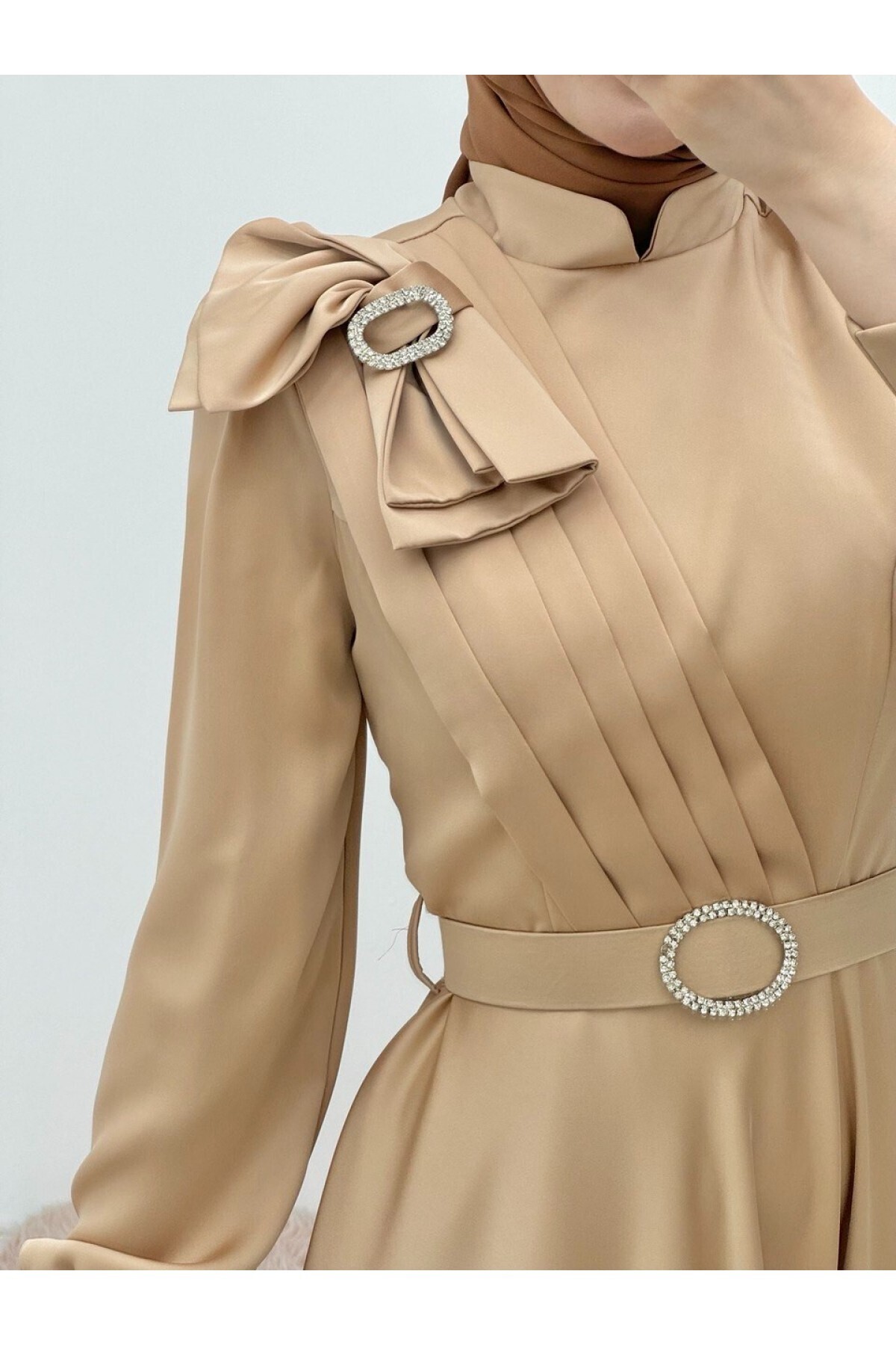 Modamorfo-Satin-Abendkleid mit Brosche, Schleife und Steingürtel 3