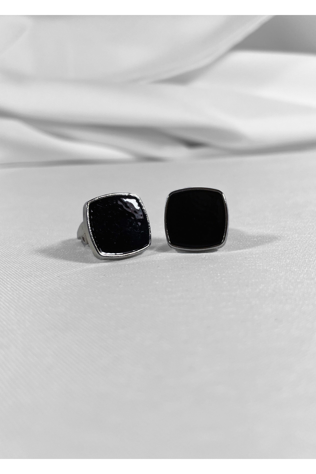  دکمه سردست فلزی پر شده با میناکاری مشکی لبه‌دار حکاکی شده با قاب مربع بیضی خاکستری جعبه‌ای با مکانیزم