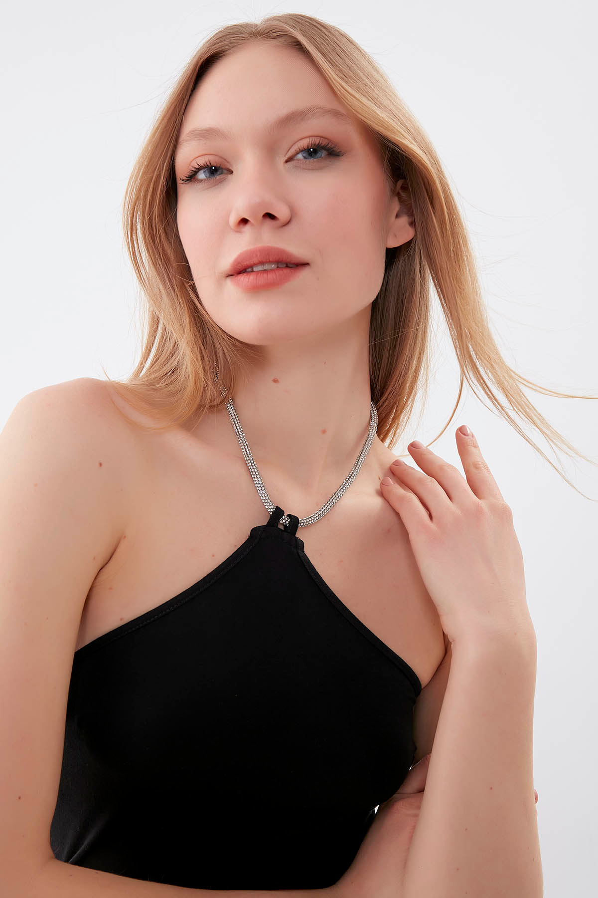Vitrin-Neckholder-Bluse mit Halskettendetail 2