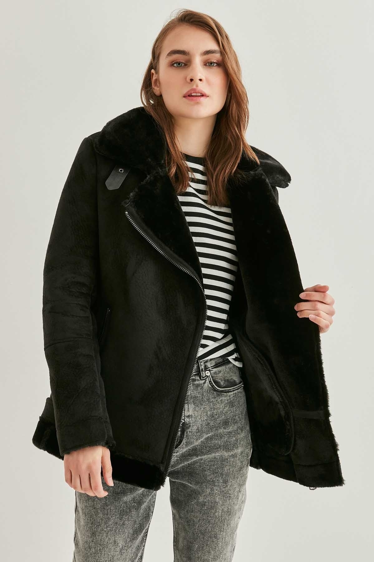 Vitrin-Lange Bikerjacke aus schwarzem Wildleder mit Kunstfelldetails 3