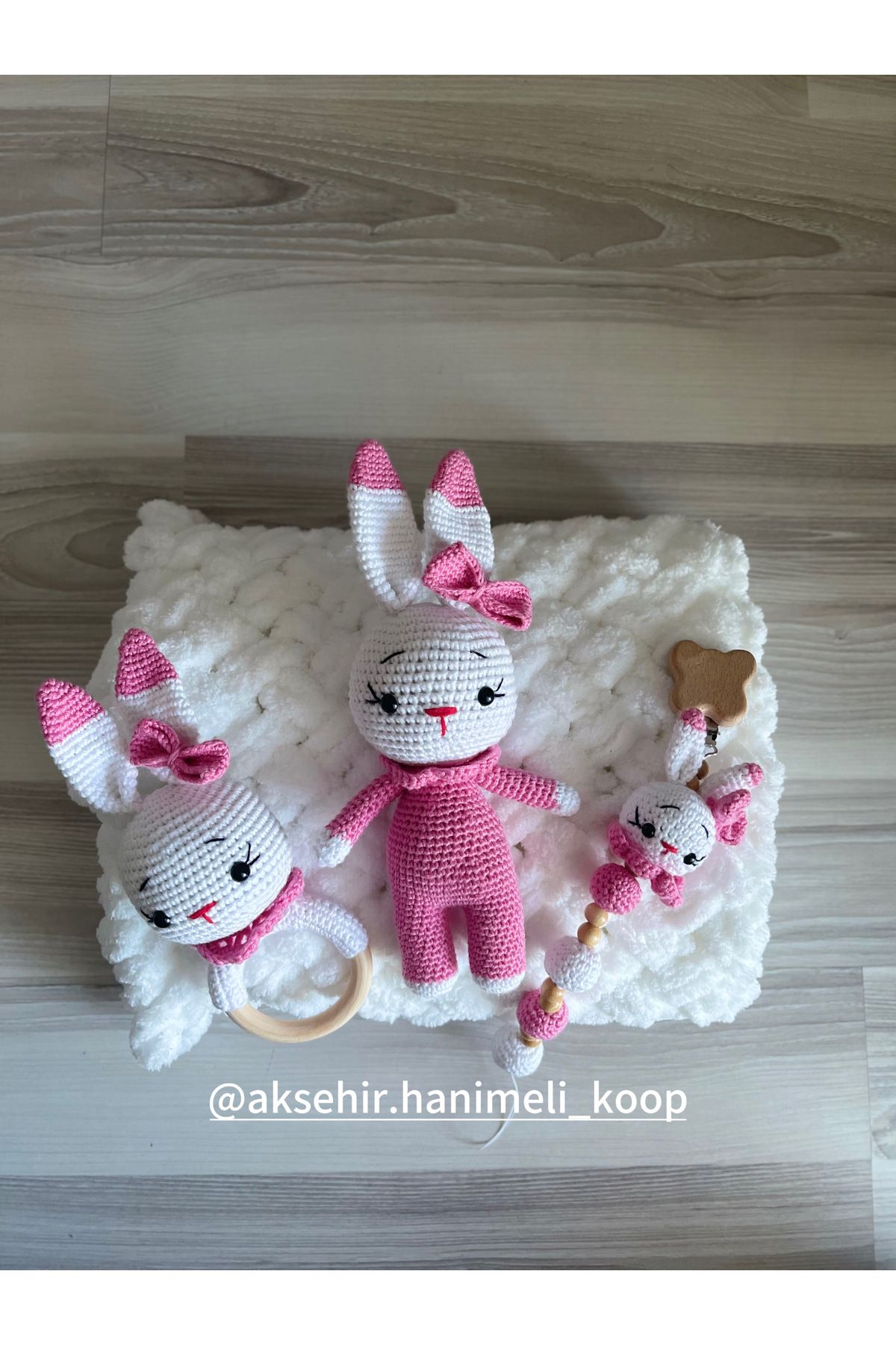 NATURAL BY HANDS Amigurumi Minik Tavşan Uyku Arkadaşı + Emzik Zinciri + Diş Kaşıyıcı Ahşap Halka Yeni Doğan Bebek Set