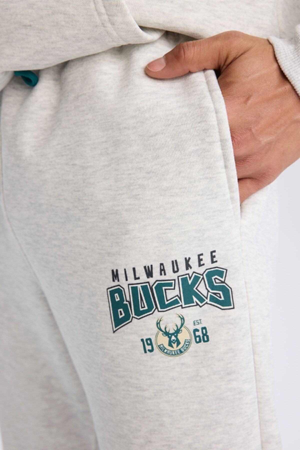 DeFacto-Defactofit - Nba Milwaukee Bucks Sportswear Hrubé tepláky Jogger s vreckami a čipkou v páse D6 5