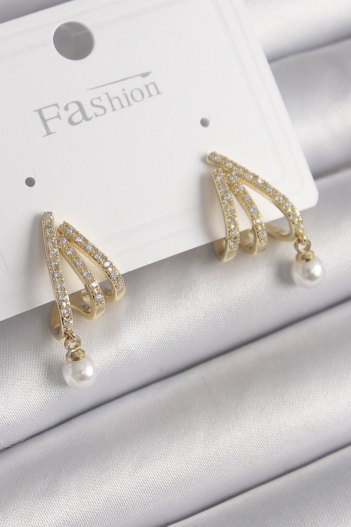 BZK ACCESSORİES Pirinç Gold Renk Zirkon Taşlı Pençe Model İnci Detay Kadın Küpe