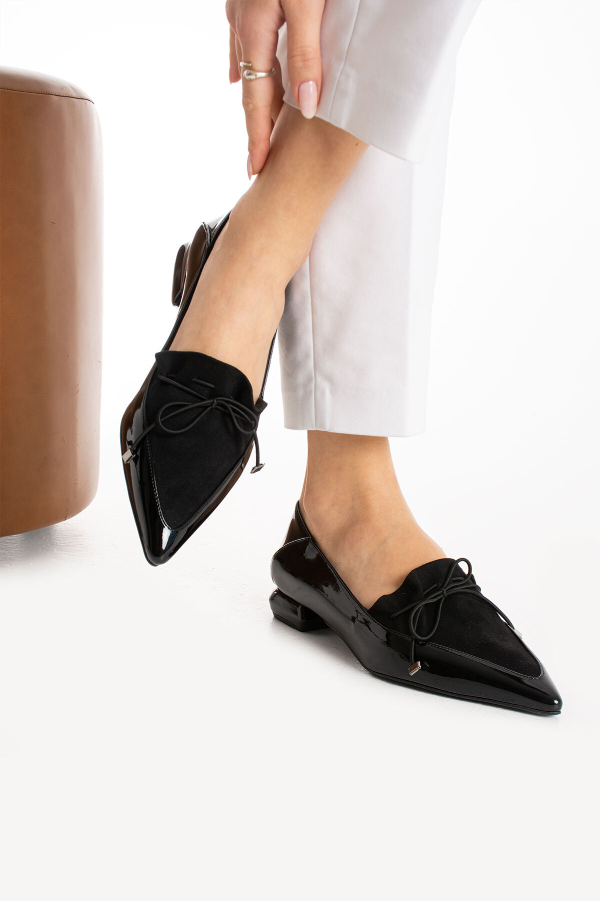 Güllü Shoes  Şıklığın Simgesi Kadın Siyah Parlak Sivri Burunlu Süet Detaylı Rahat Topuklu Babet Ayakkabı - Görsel 4