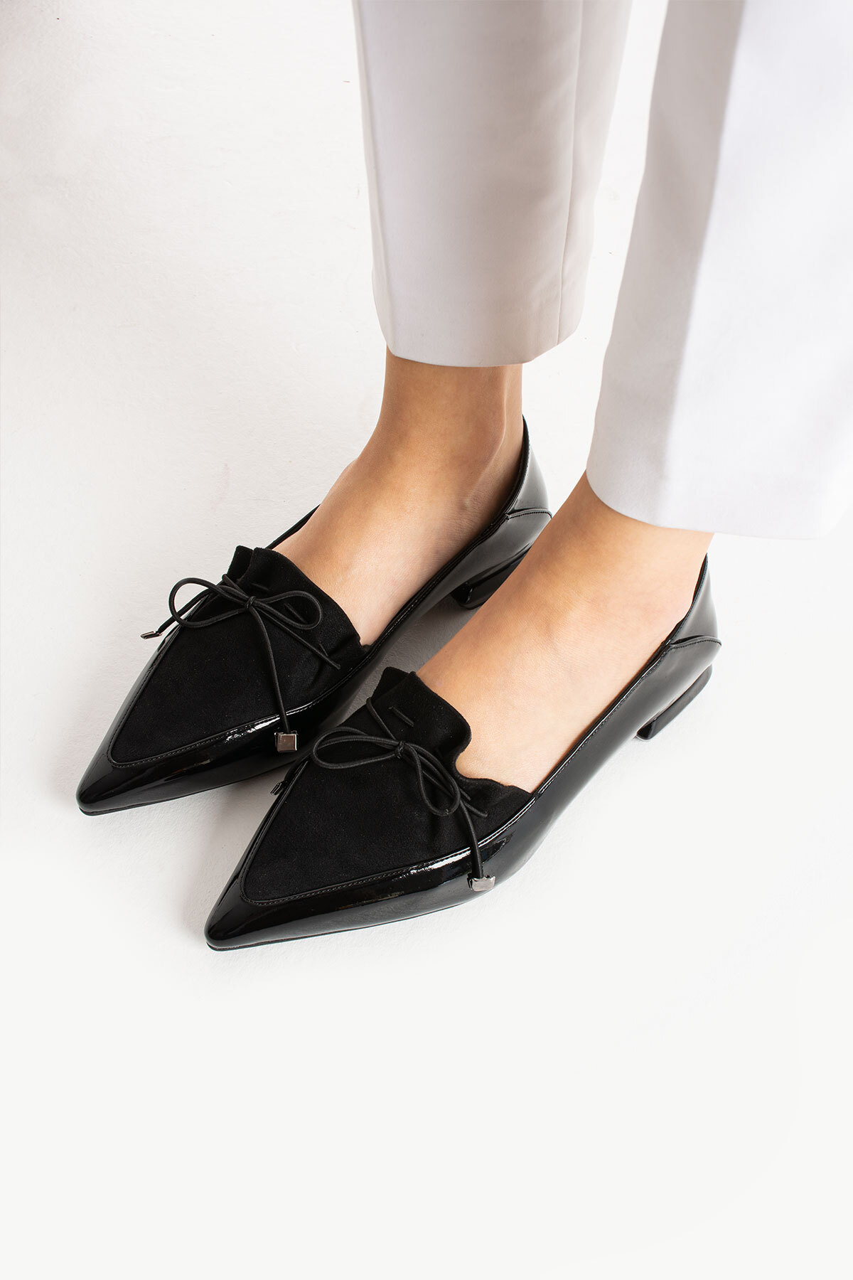 Güllü Shoes  Şıklığın Simgesi Kadın Siyah Parlak Sivri Burunlu Süet Detaylı Rahat Topuklu Babet Ayakkabı - Görsel 5