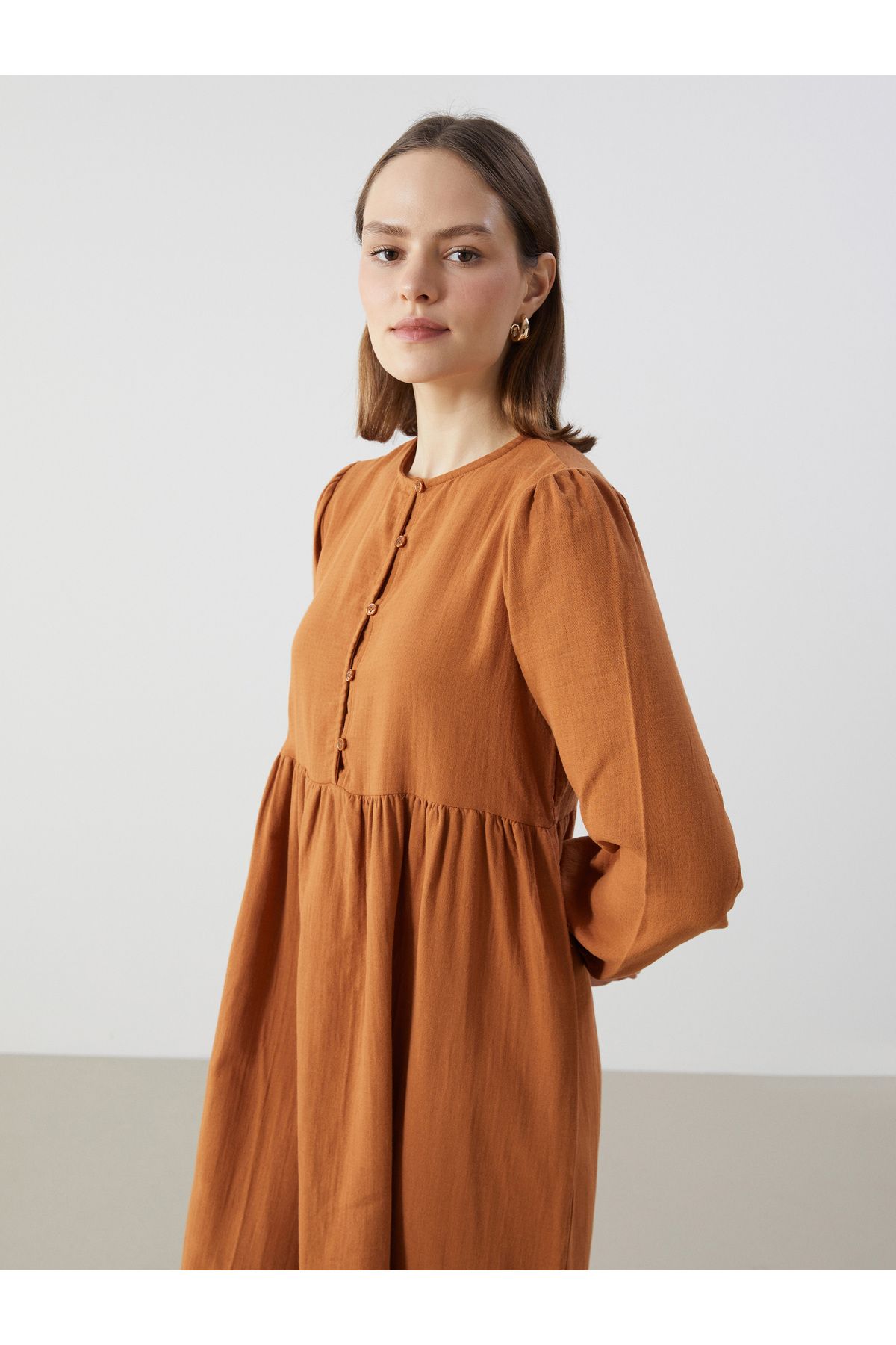 LC Waikiki-Damenkleid mit Rundhalsausschnitt 2