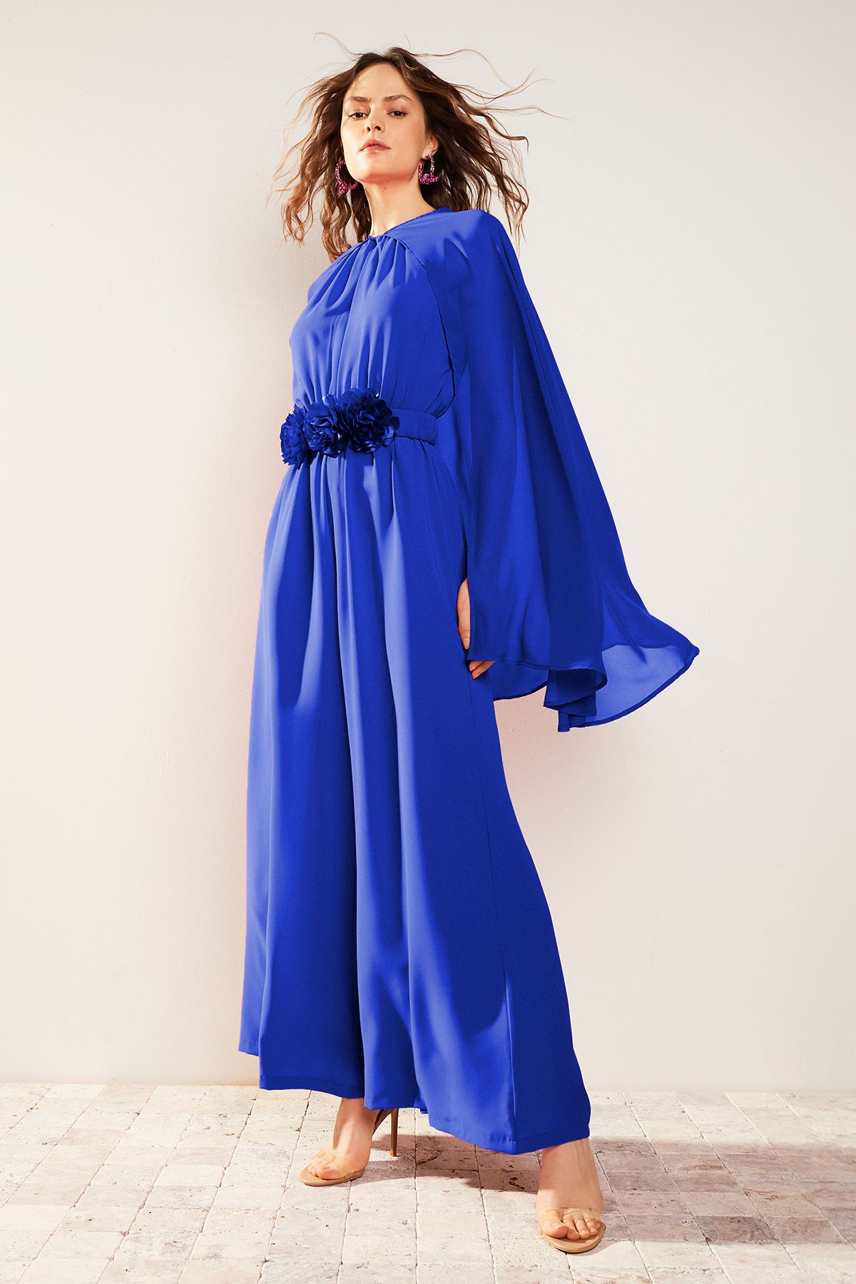 Trendyol Modest Saks Suknia Wieczorowa Z Szyfonu Z Nadrukiem Kwiatowym, Paskiem I Peleryną, Satyna Tctss24db00010 Kobieta - 40
