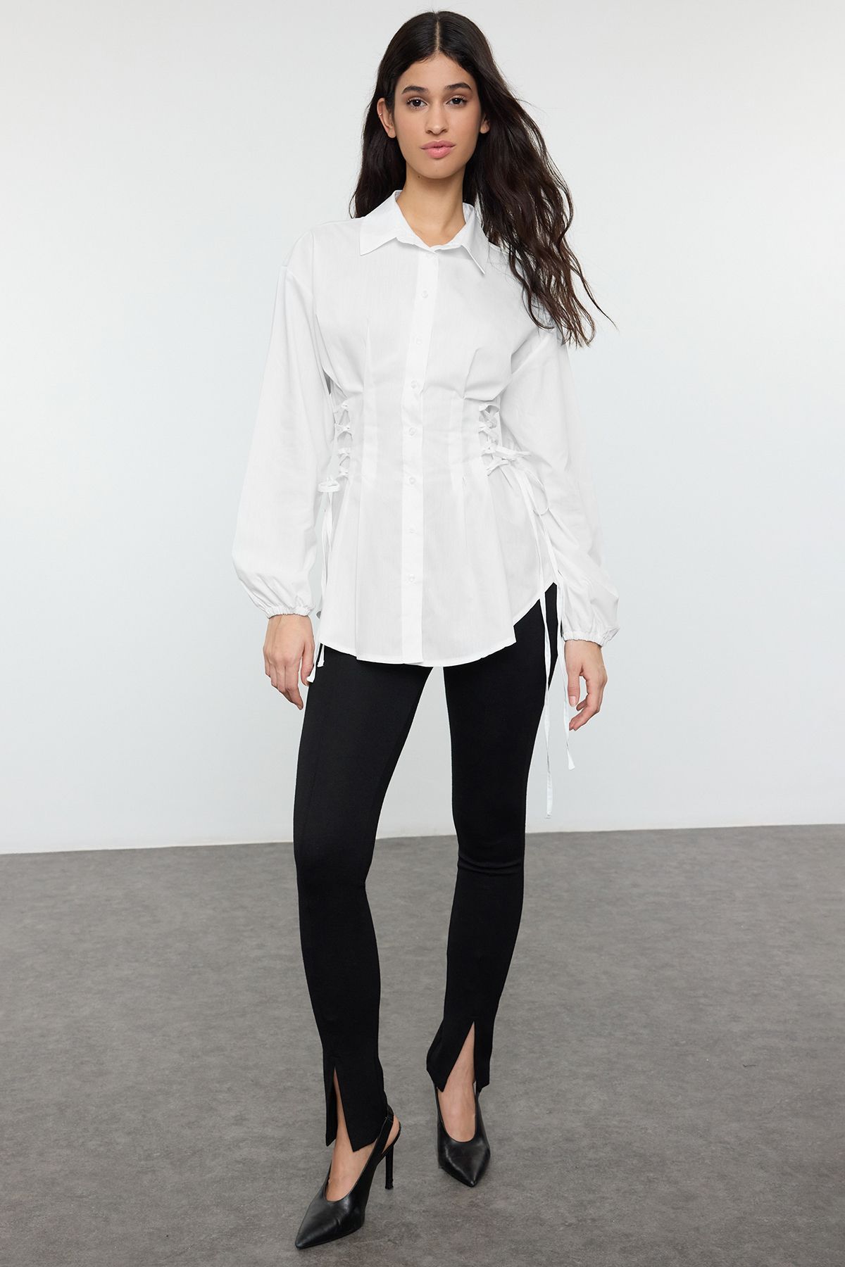 Trendyol Modest-Ecrufarbenes, gewebtes Hemd mit Bindedetail an der Taille TCTSS25TG00003 2