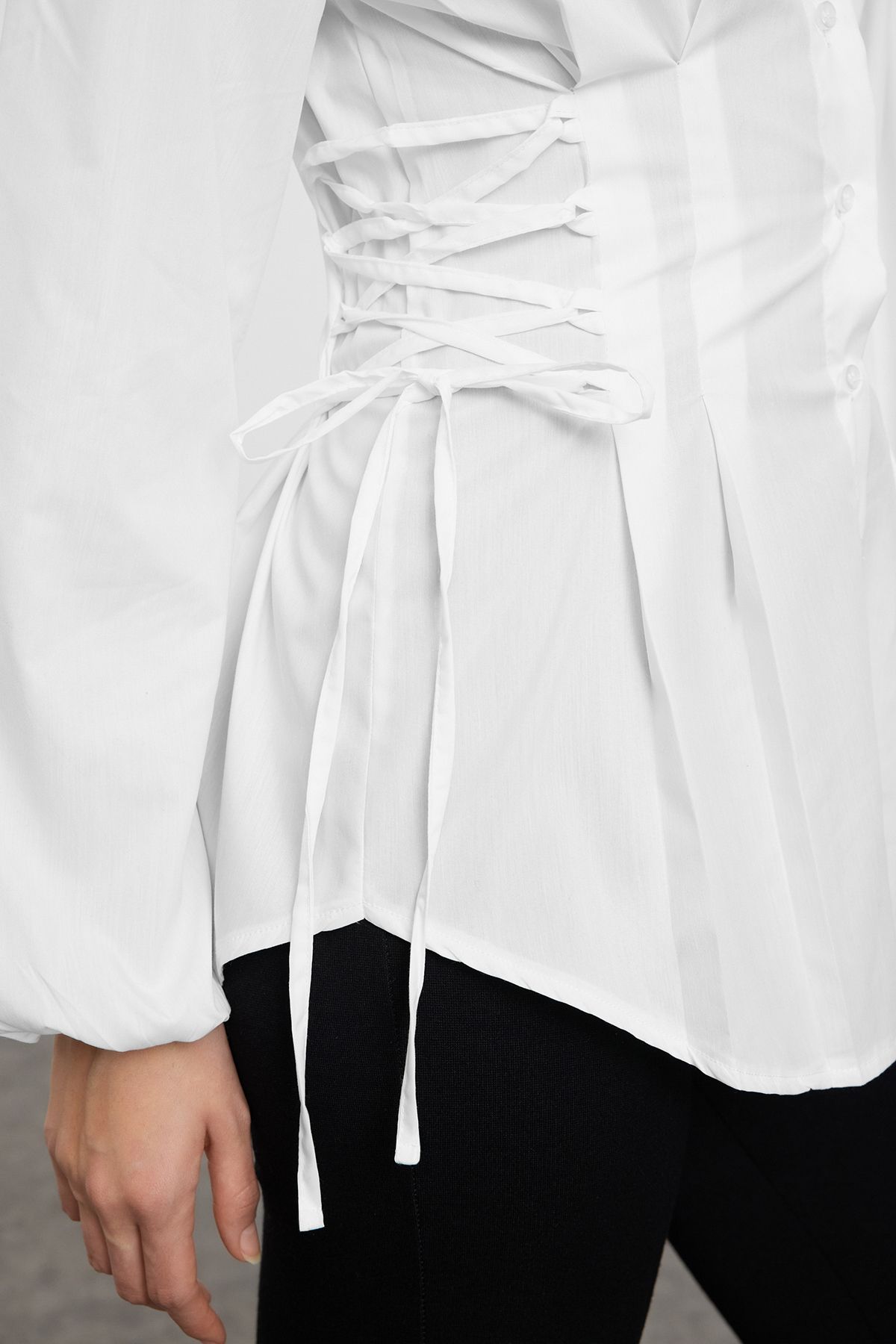 Trendyol Modest-Ecrufarbenes, gewebtes Hemd mit Bindedetail an der Taille TCTSS25TG00003 4