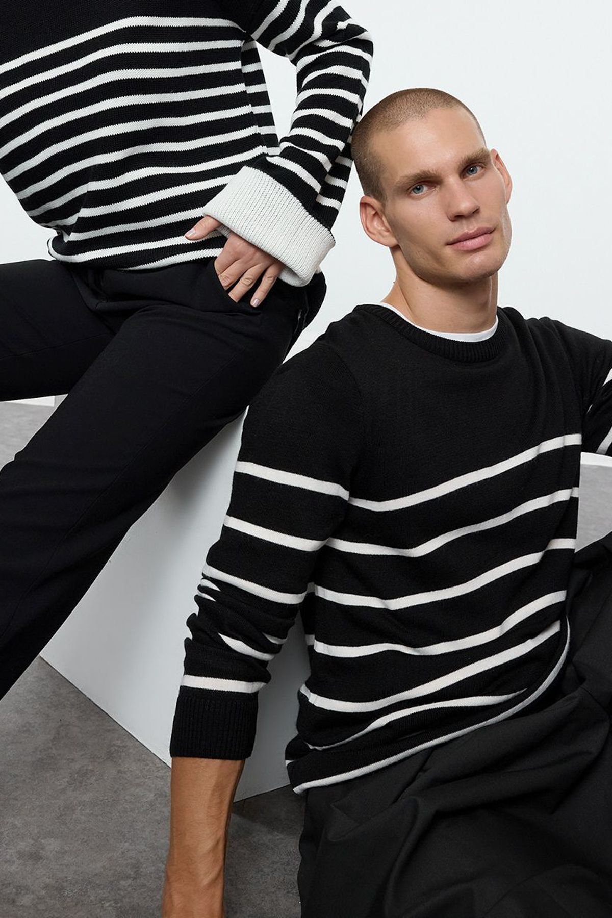 Edit by Trendyol-Pulover negru cu dungi cu gât dublu pentru tricotaje, slim fit - TMNAW25KZ00033 8