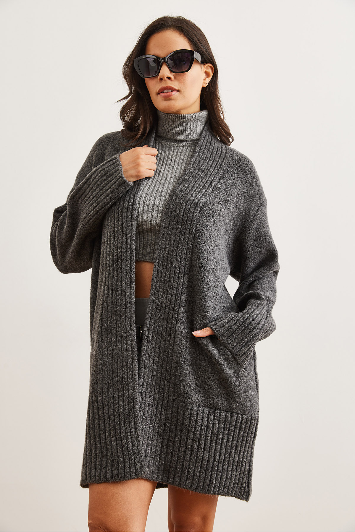 Olalook  Kadın Antrasit Cepli Yaka Detaylı Yumuşak Dokulu Triko Hırka HRK-19000322 - Görsel 2