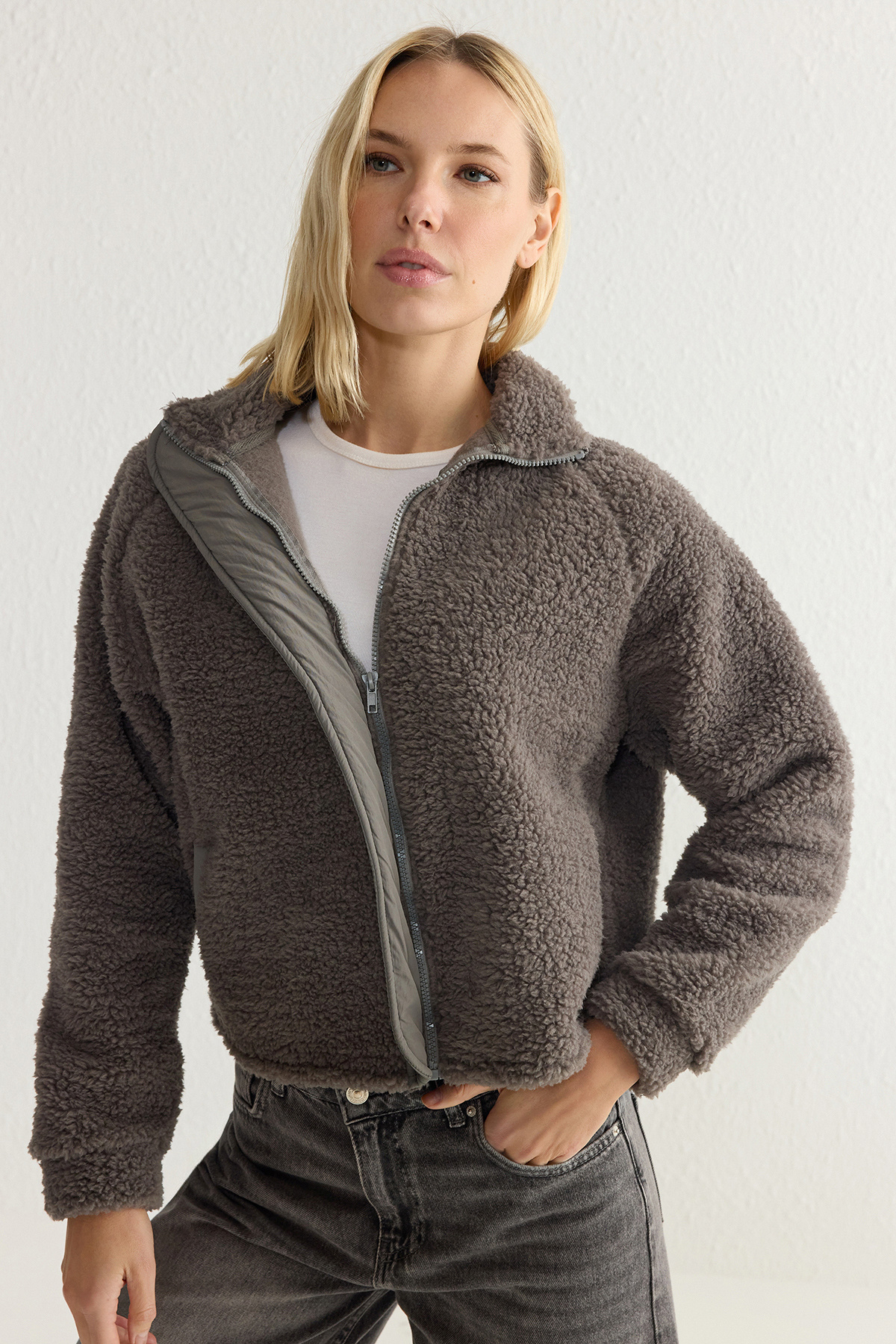 Trendyolmilla  Antrasit Peluş Regular/Normal Kalıp Dokuma Garnili Fermuarlı Kalın Örme Sweatshirt TWOAW25SW00139 - Görsel 2