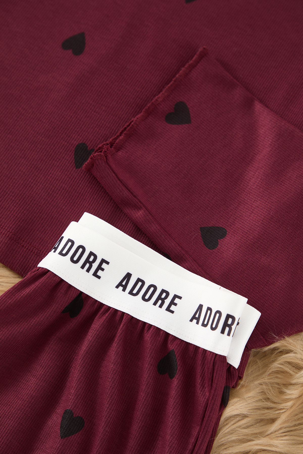 Trendyol Collection Elastisches Strick-Pyjama-Set mit herzförmigem Slogan-Print in Burgunderrot THMAW25PT00045