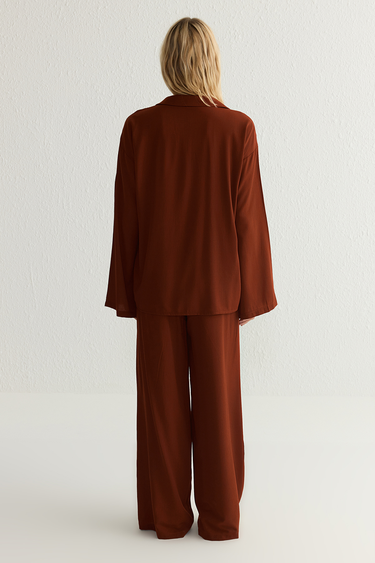 Trendyolmilla  Kiremit Oversize Önü Bağlamalı Bluz Ve Geniş Paça Pantolon Dokuma Alt-Üst Takım TWOSS25AU00035 - Görsel 5