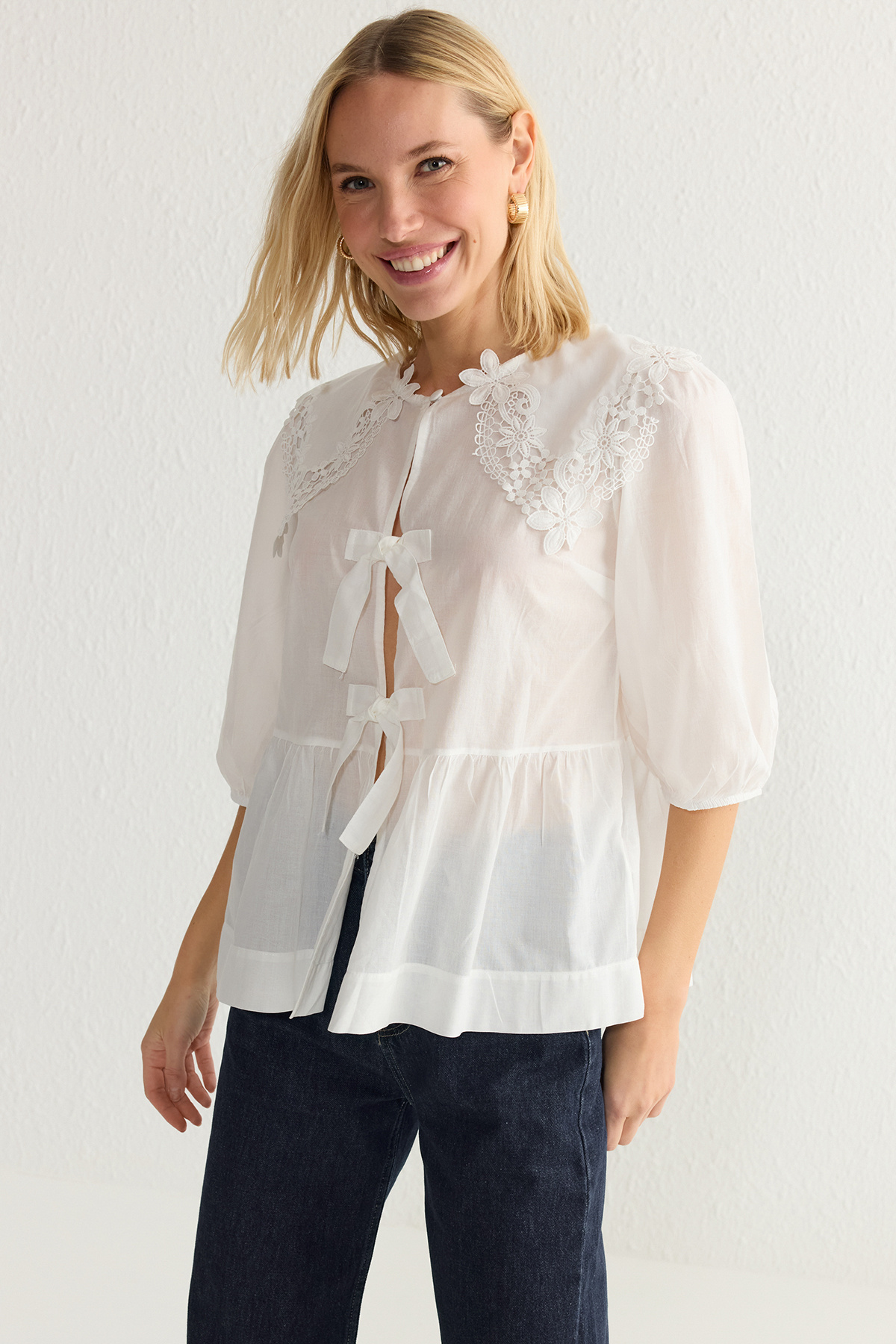 Trendyolmilla  Önden Önden Bağlama ve Yakada Dantel Detaylı Dokuma Gömlek TWOSS25GO00004