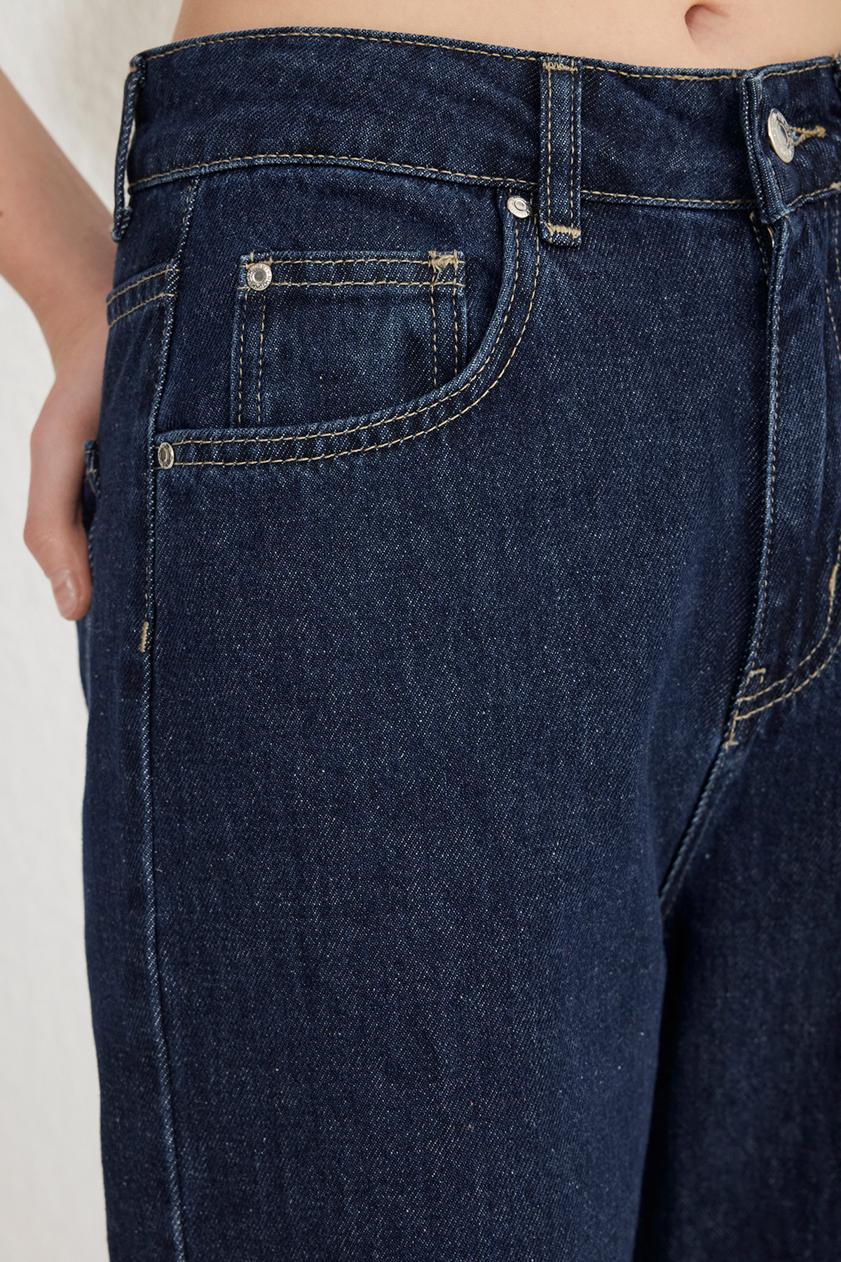 Trendyolmilla  Koyu Mavi Normal Bel Wide Leg Geniş Paça %100 Pamuk Non-Stretch Jeans TWOSS25JE00053 - Görsel 5