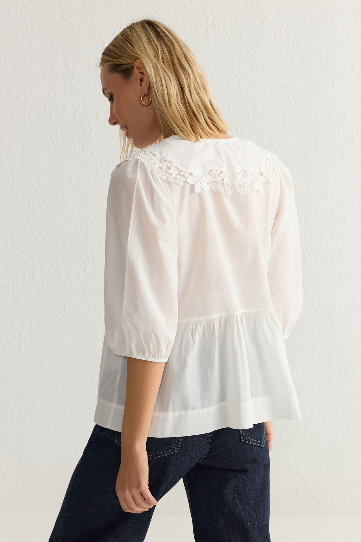 Trendyolmilla  Önden Önden Bağlama ve Yakada Dantel Detaylı Dokuma Gömlek TWOSS25GO00004 - Görsel 5