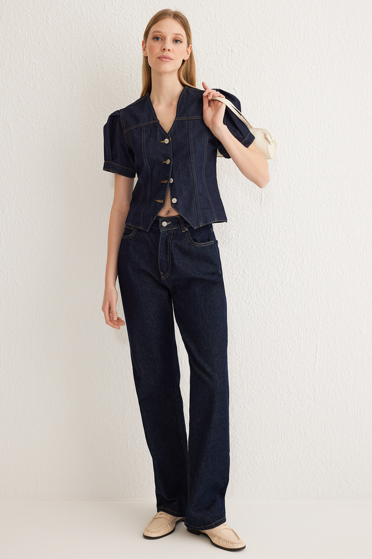 Trendyolmilla  Koyu Mavi Kısa Balon Kollu V Yaka Denim Bluz TWOSS25BZ00000 - Görsel 2