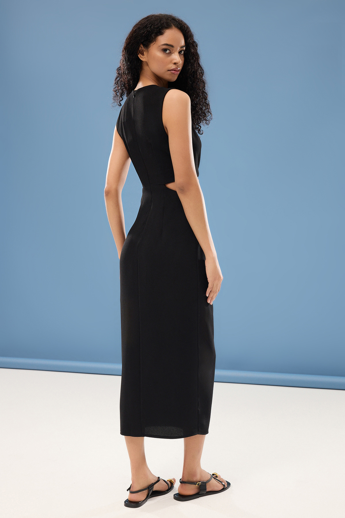 Trendyol Collection-Černé maxi tkané krepové šaty s výstřihem do A a detailem doplňků TWOSS25EL00017 5