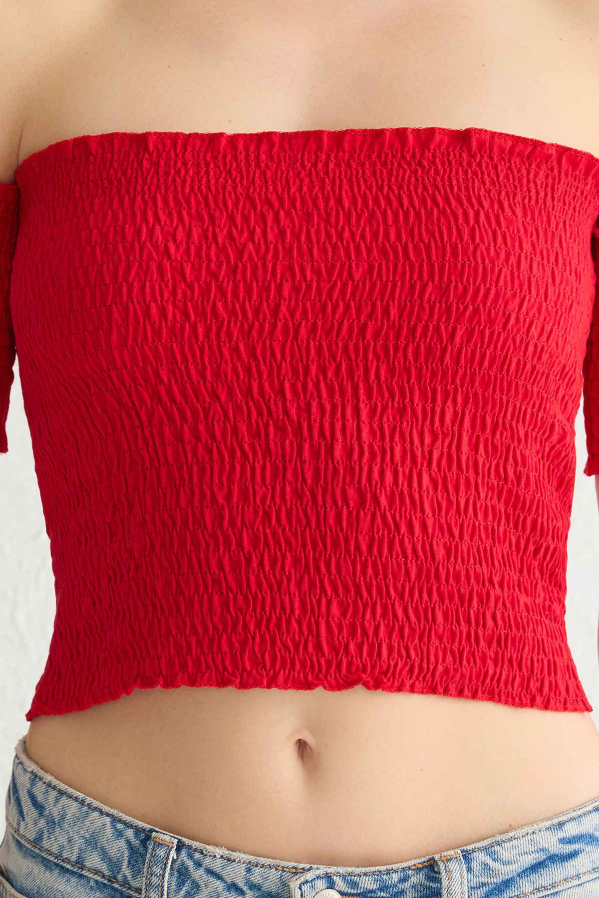 Trendyol Collection-Rote, gespleißte/körperbetonte, dehnbare Strickbluse mit Carmen-Ausschnitt und Crop-Gipes TWOSS25BZ00173 4